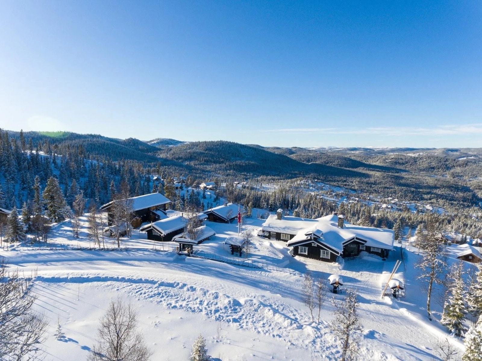 Nystølkroken kafe med mindre alpinbakke og skiløyper ligger ca. 10-15 minutter unna med bil.