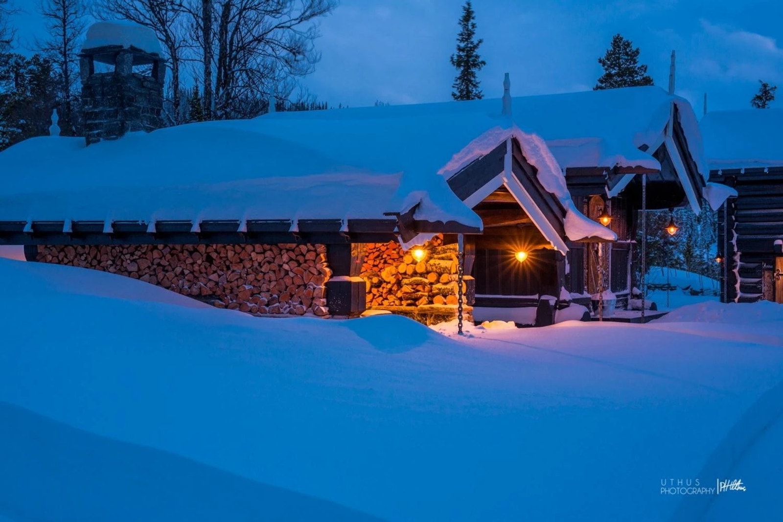Hytta ligger ski in/ski out fra alpintbakken.