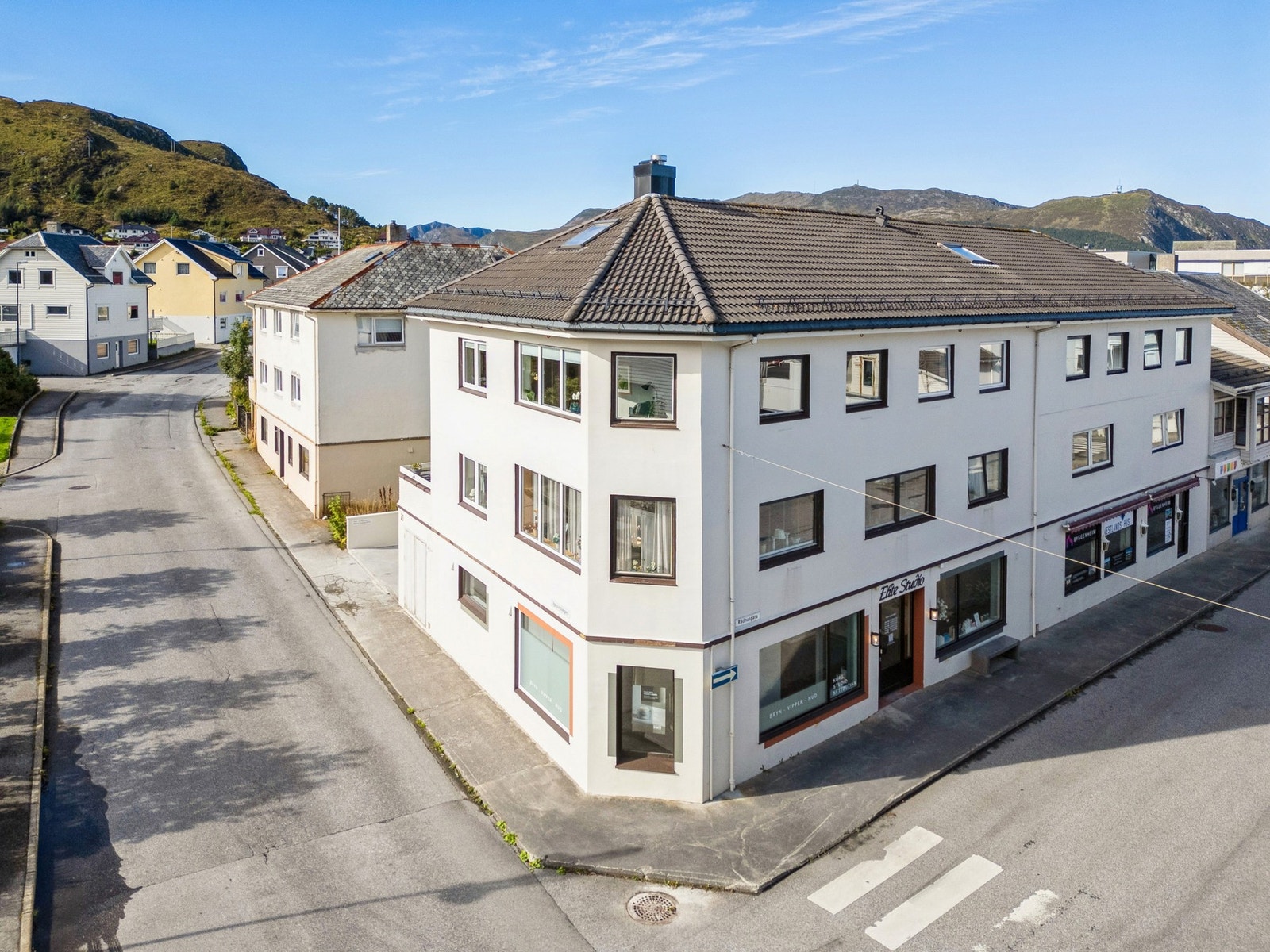 Bygget er beliggende i sentrum av Fosnavåg, med umiddelbar nærhet til butikker og øvrige sentrumsfunksjoner. Galleribilde