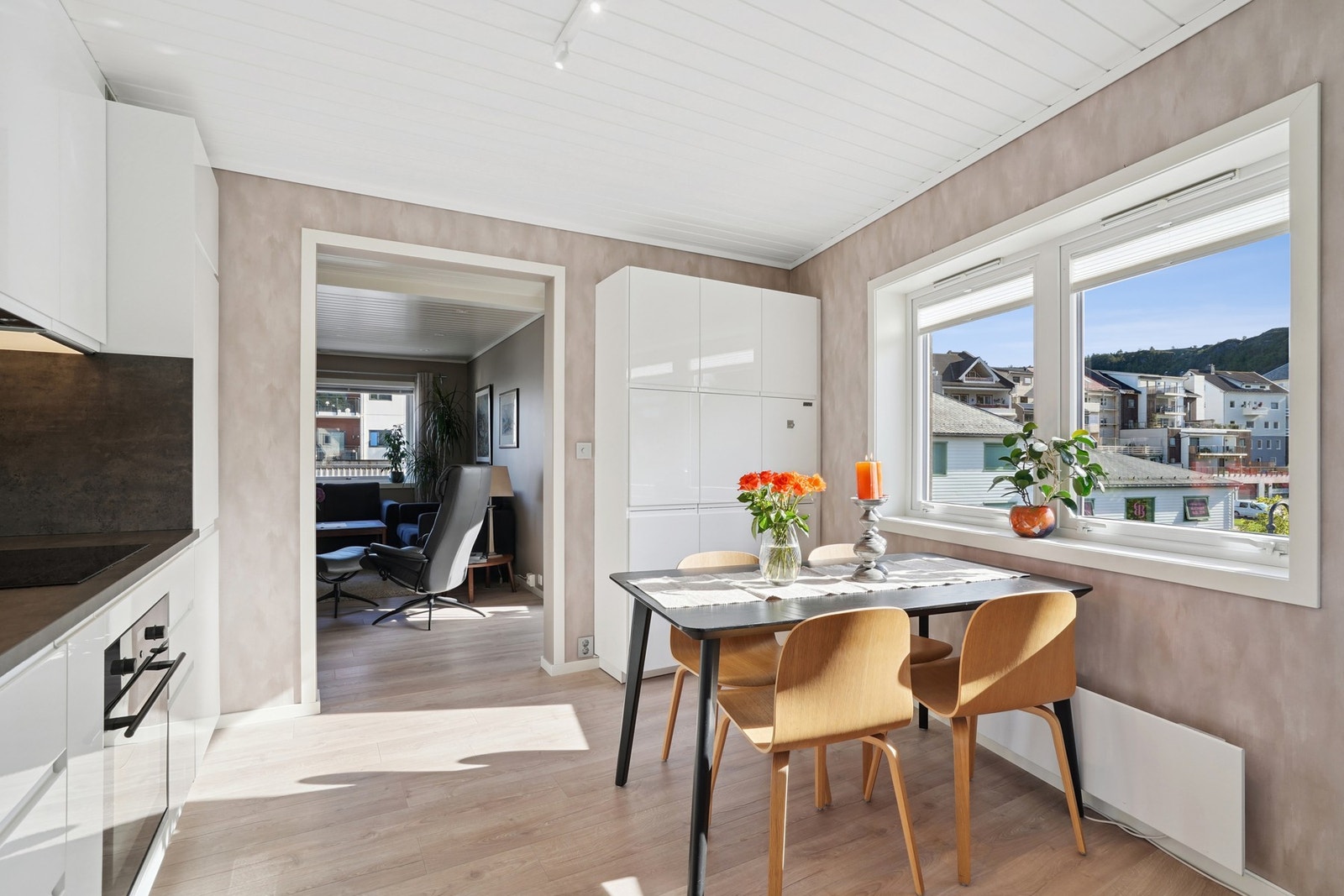 Det er også plass til spisegruppe på kjøkkenet. Galleribilde