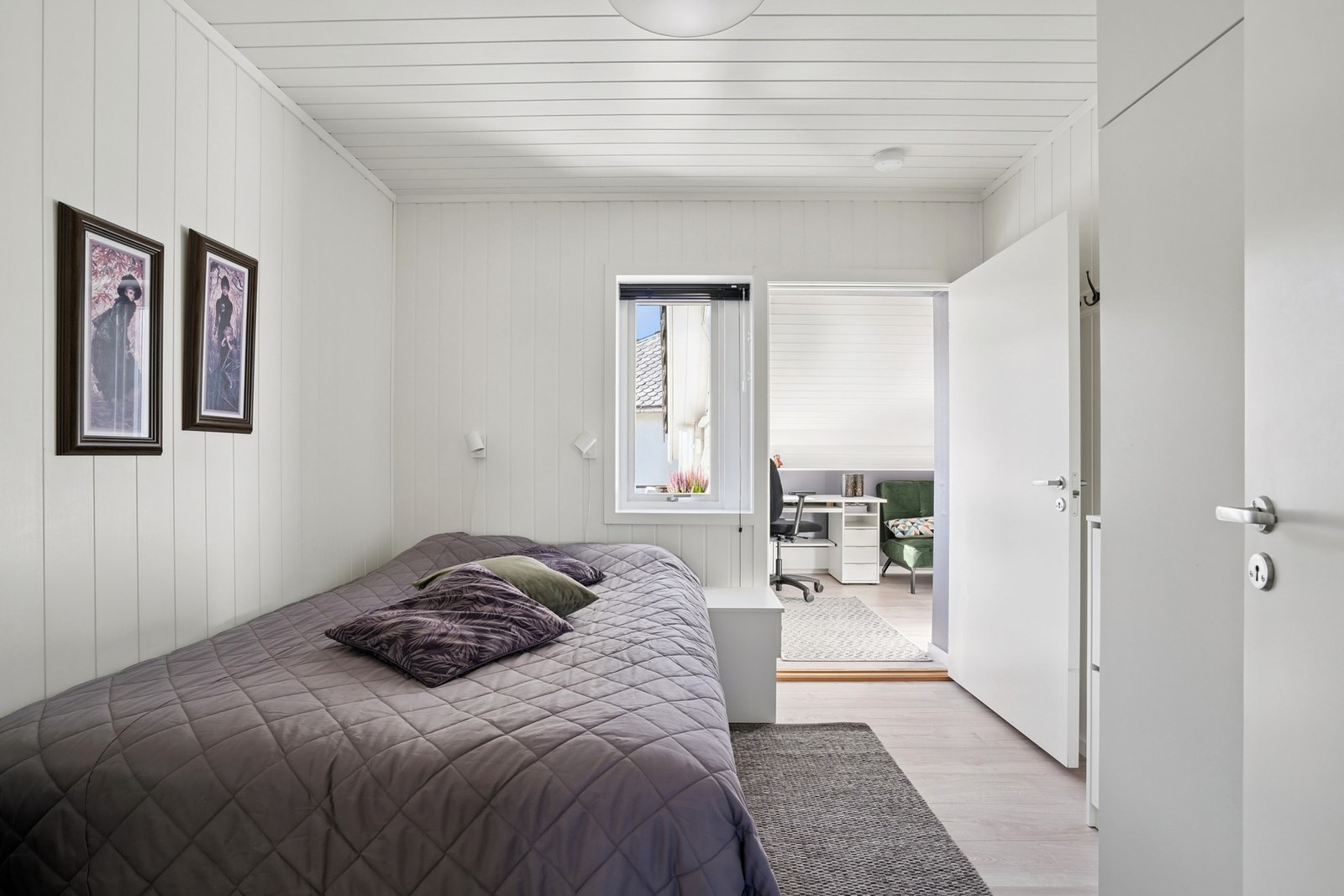 Soverom tre - god plass. Dette soverommet er inntegnet som arbeidsrom på tegning og er derfor ikke godkjent som soverom. Galleribilde