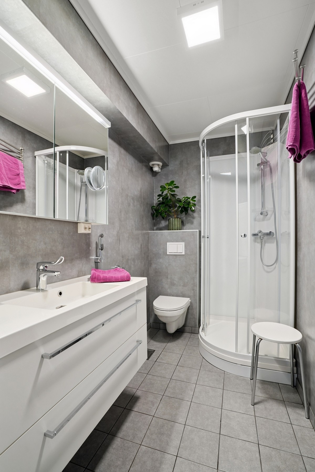 Flislagt baderom med elektriske varmekabler. Galleribilde