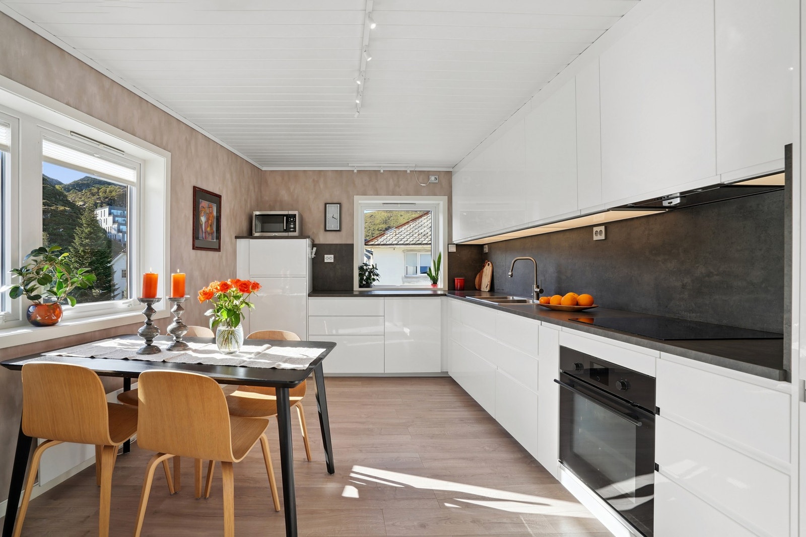 EiendomsMegler 1 har gleden av å presentere
Igesundvegen 10! (Foto EFKT v/ Svein Olav Humberset). Galleribilde