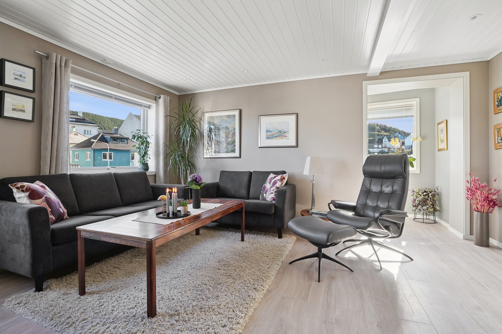 God plass til stor sofagruppe. Galleribilde