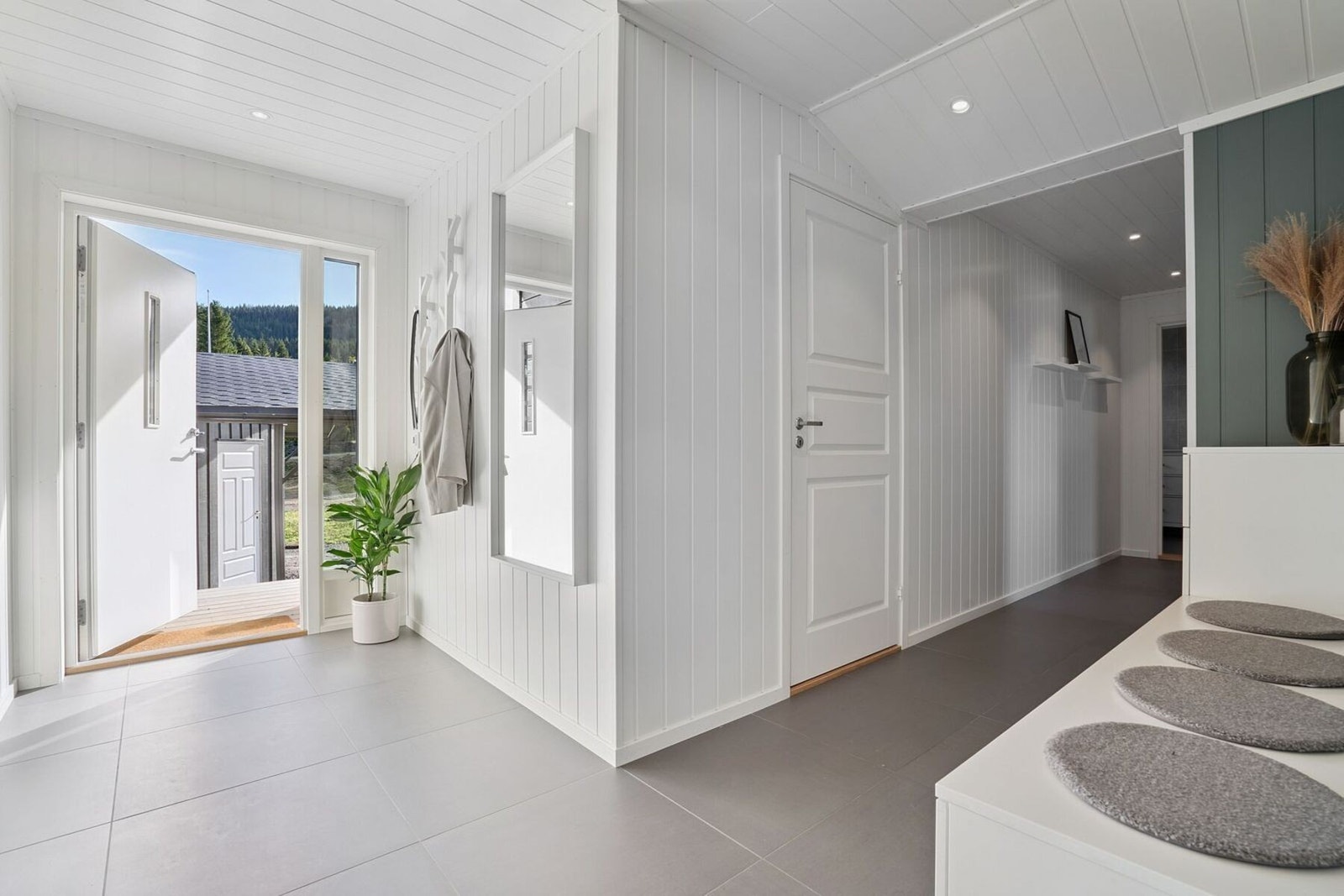 Romslig entré med plass til å henge fra seg. Galleribilde