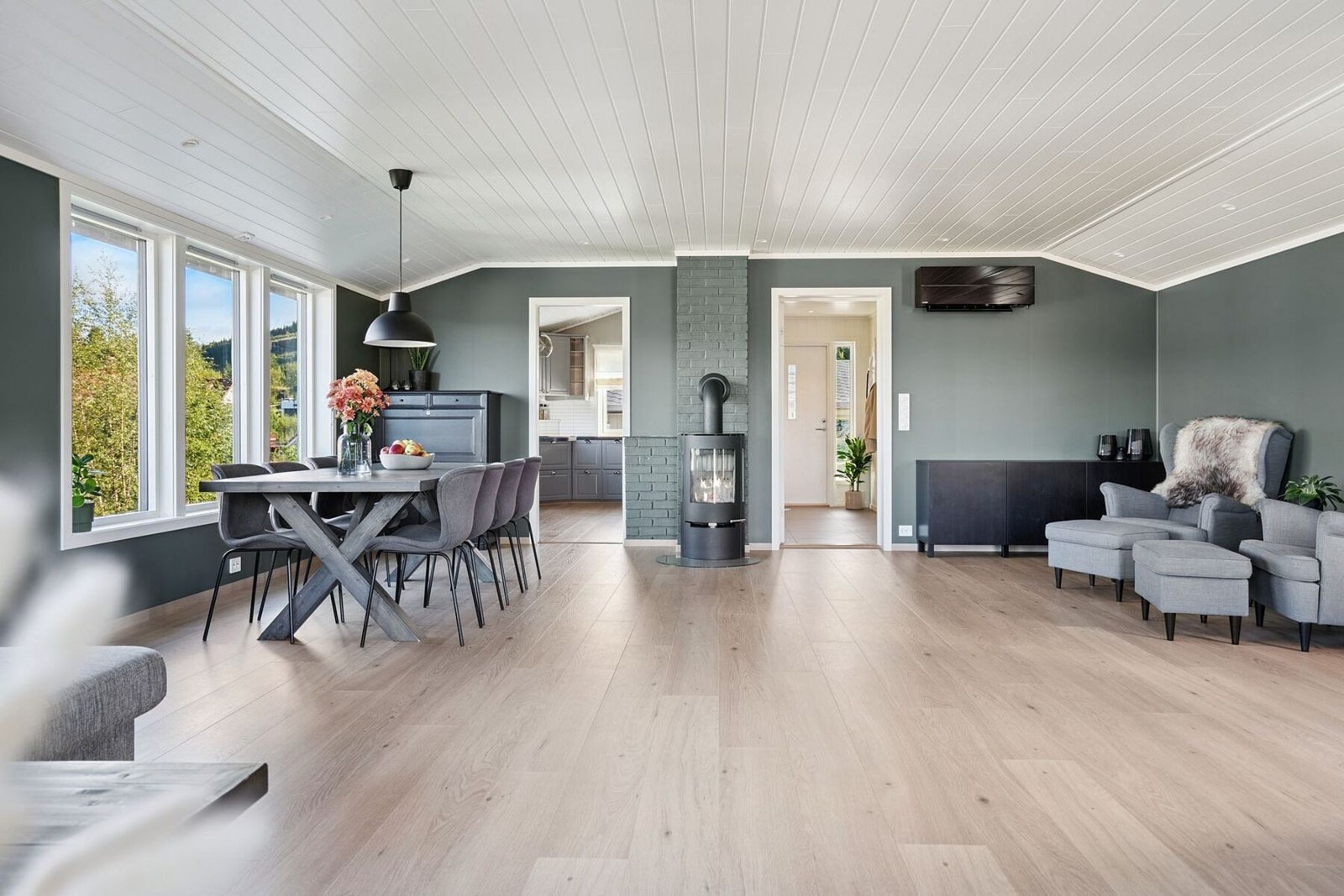 God plass til flere sittegrupper og spisebord. Koselig vedfyring sikrer effektiv oppvarming på vinterstid. Galleribilde