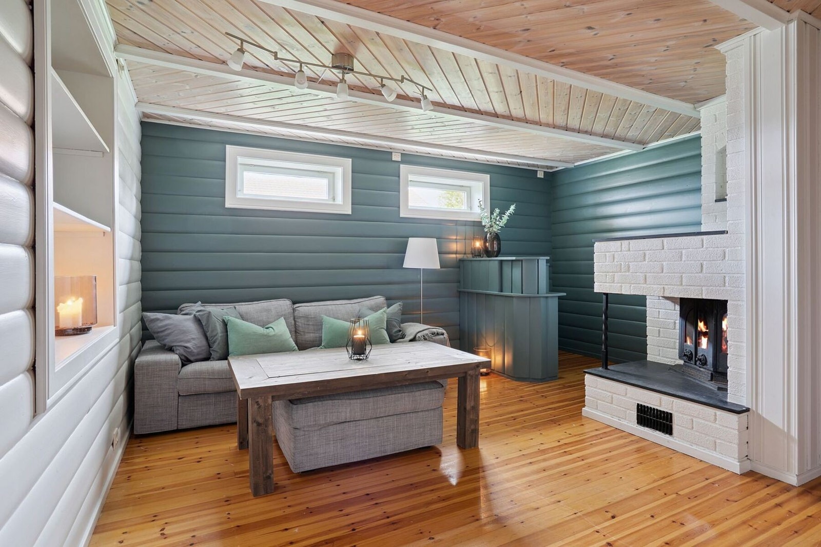 Kjellerstue i kjelleren med peis. Kjellerstuen er på 22 kvm. Kjeller etasjen har også bad med badstue. Galleribilde