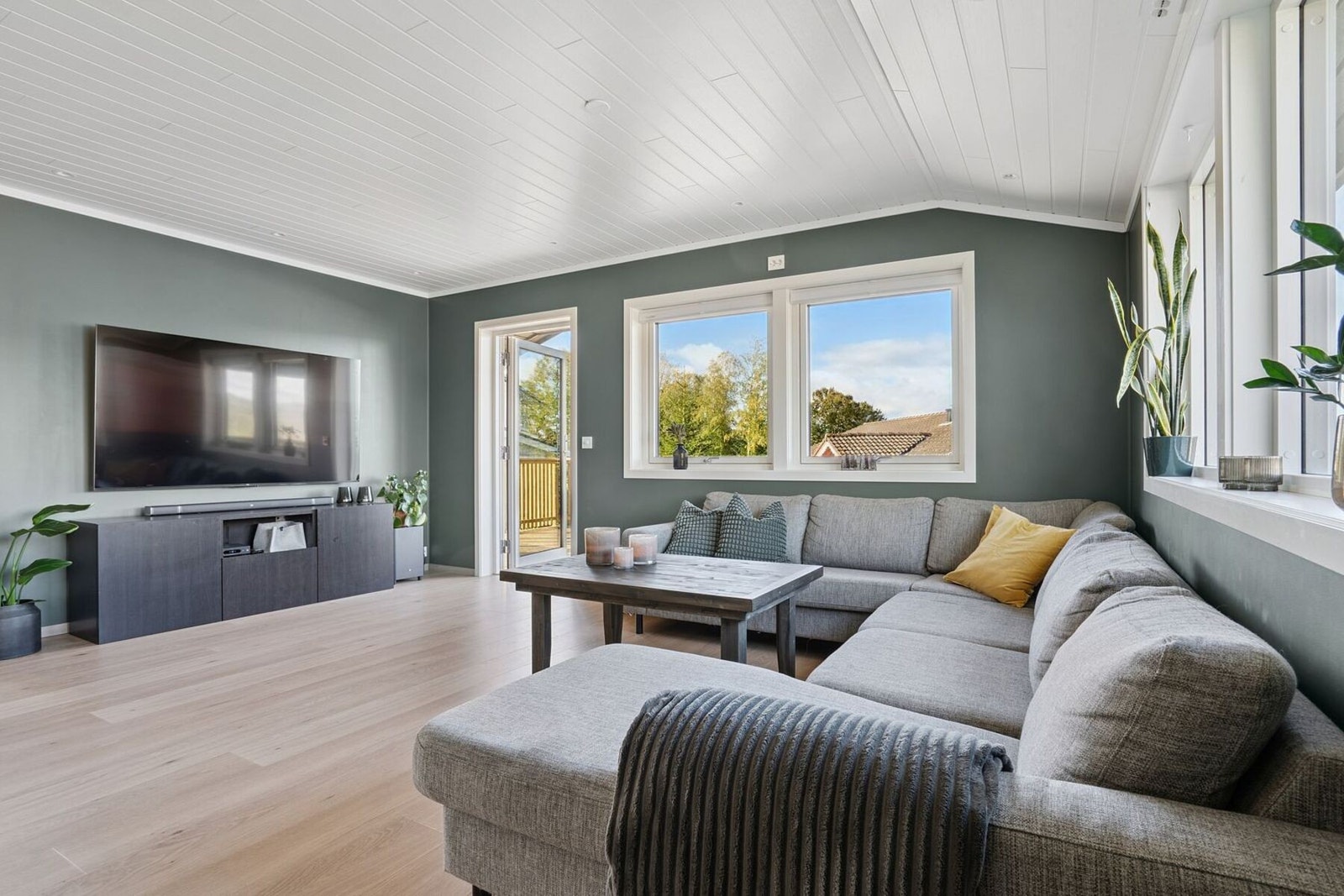 Romslig stue med god plass til ønsket møblement. Mange vindusflater gir god belysning og romfølelse. Galleribilde