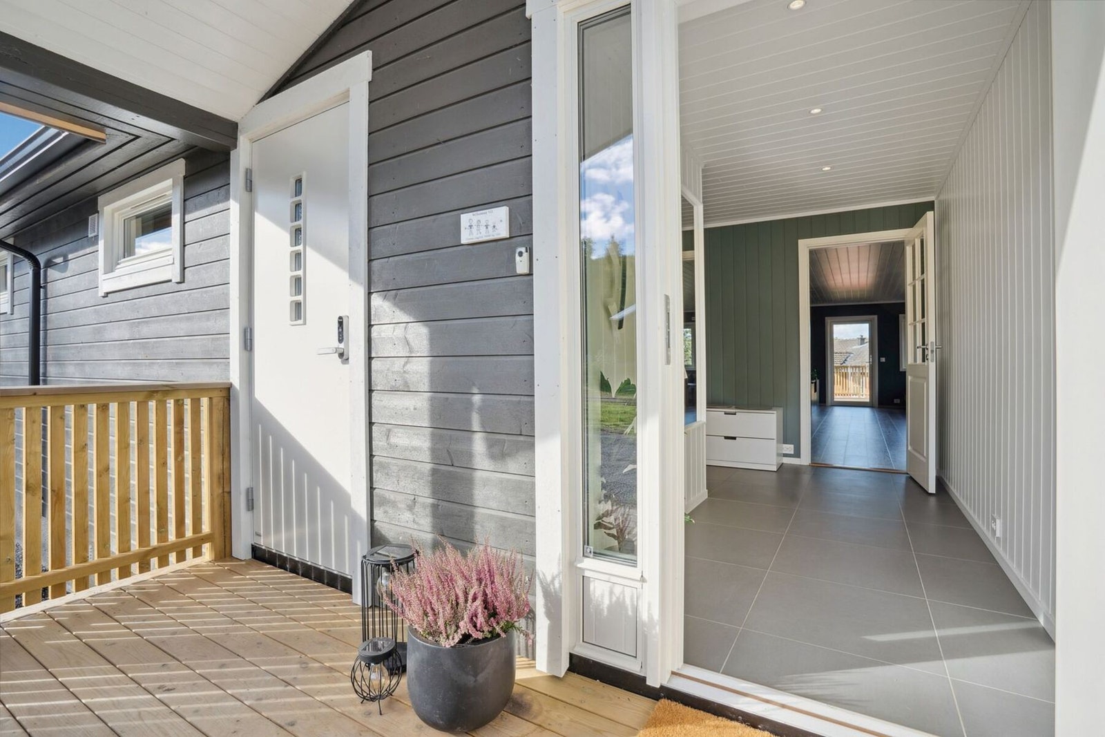 Innbydende inngangsparti. Døren til venstre fører inn til stort vaskerom. Galleribilde