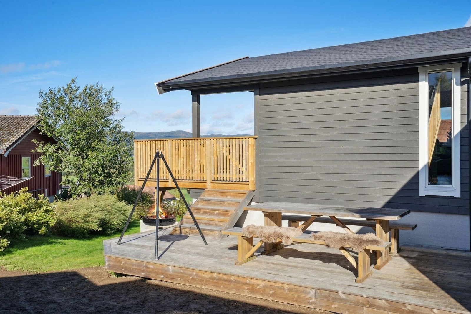 Det er opparbeidet en koselig platting med tilknytning til verandaen. Plattingen er på 24 kvm. Galleribilde