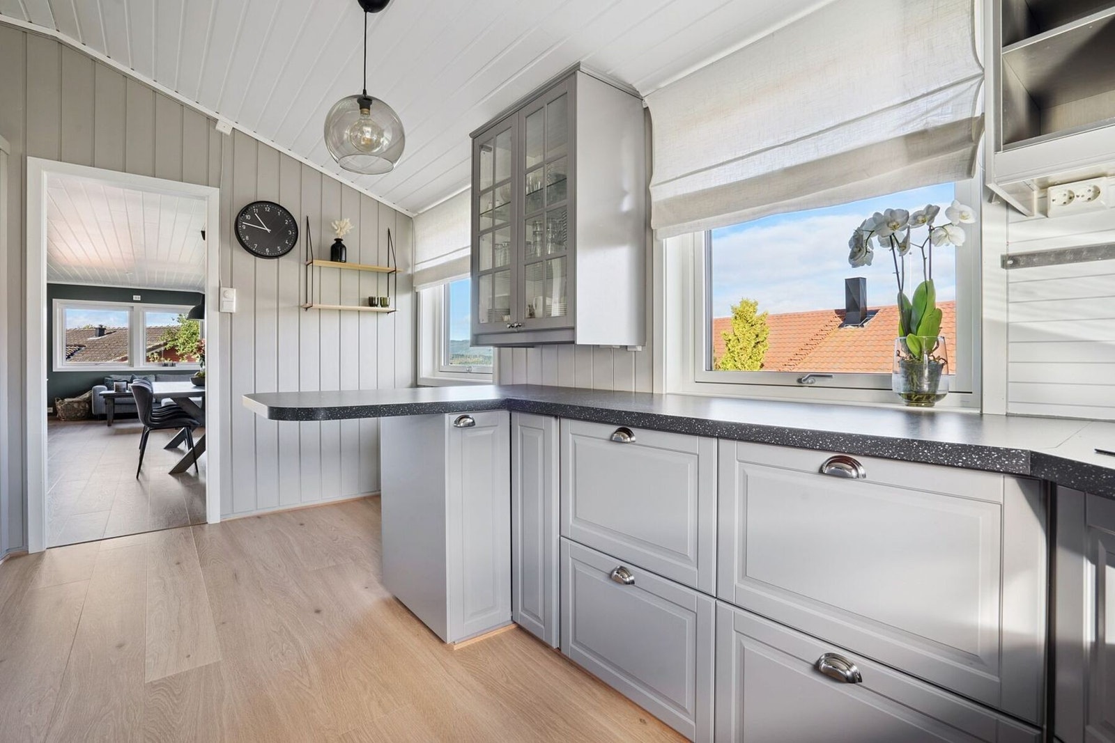 Behagelige farger, samt 3 vinduer skaper en fin stemning på kjøkkenet. Galleribilde