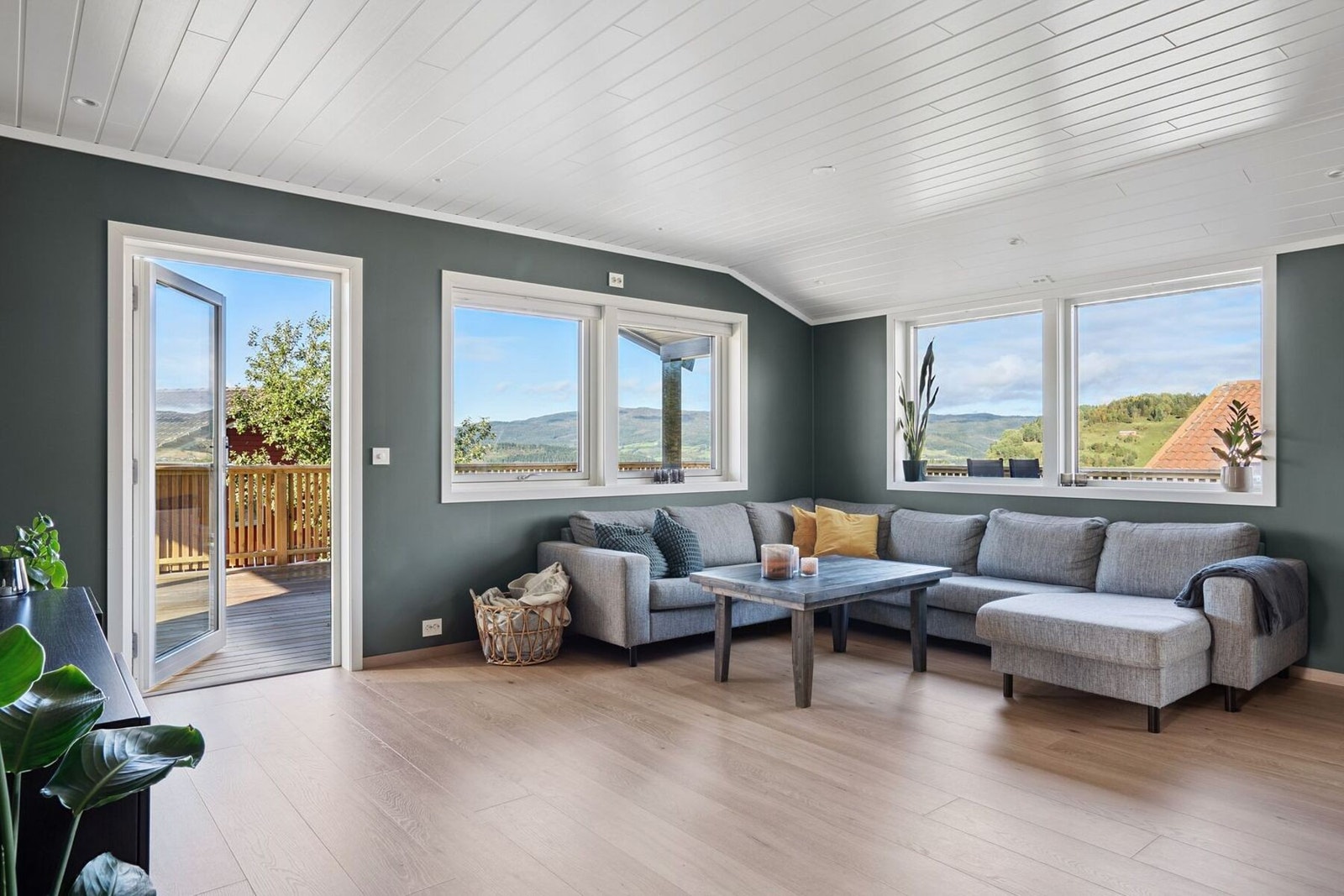 Spotter i himling er gjennomgående i flere av boligens rom, som gir god belysning. Galleribilde