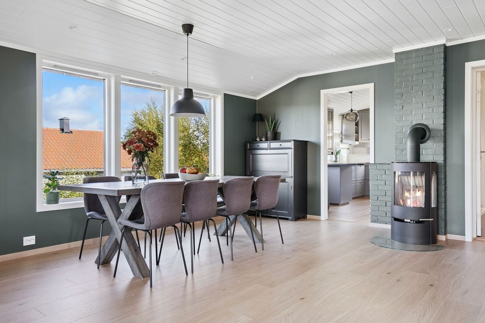 Spisestue i direkte nærhet til kjøkkenet. Galleribilde