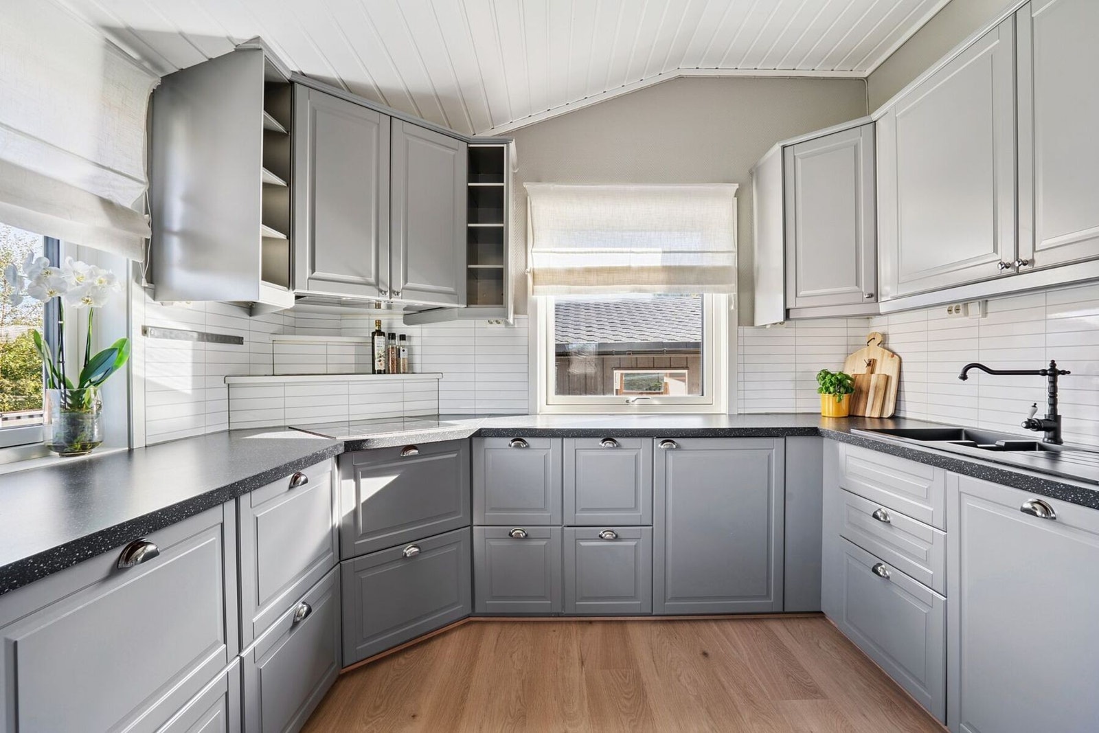 Romslig kjøkken på 15 kvm med god benkeplass og oppbevaring i skap. Galleribilde