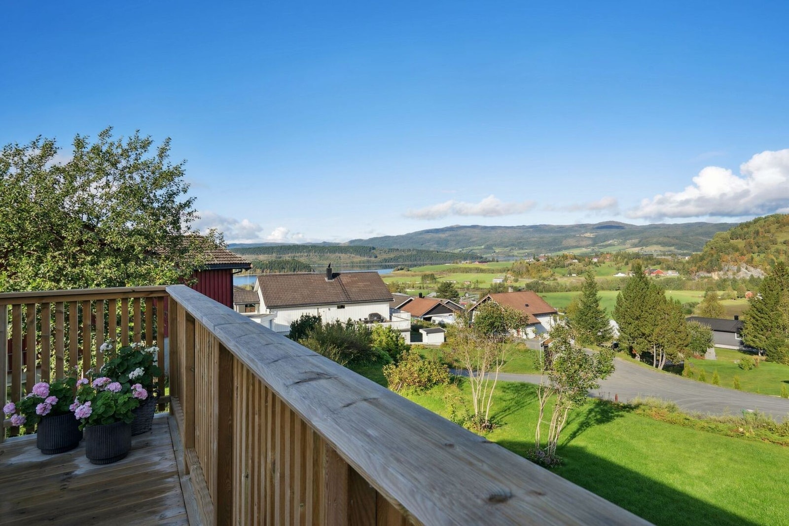 Velkommen til Grindvegen 26! Eiendommen har fott utsikt fra verandaen. Her ser man mot fantastiske fjellandskap, samt Selbusjøen. Galleribilde