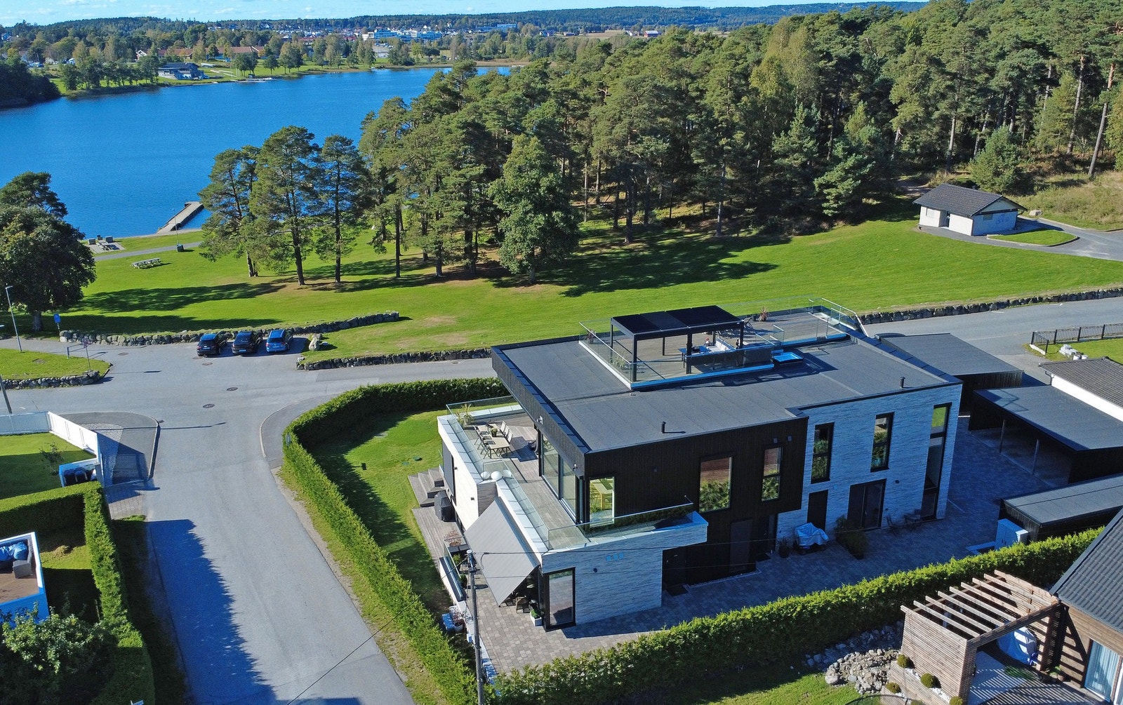 Leiligheten har høy standard, og ligger vendt mot Tunevannet. Galleribilde