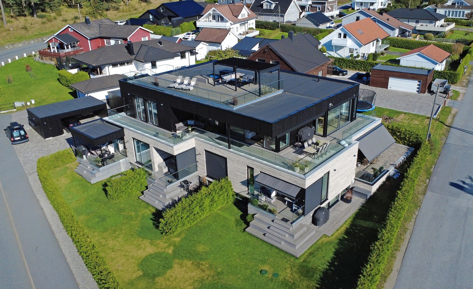 Dette er en stor selveierleilighet som utgjør hele 2. etasje i bygningen, og som bl.a. har treningsrom og hjemmekino i kjelleren. Galleribilde