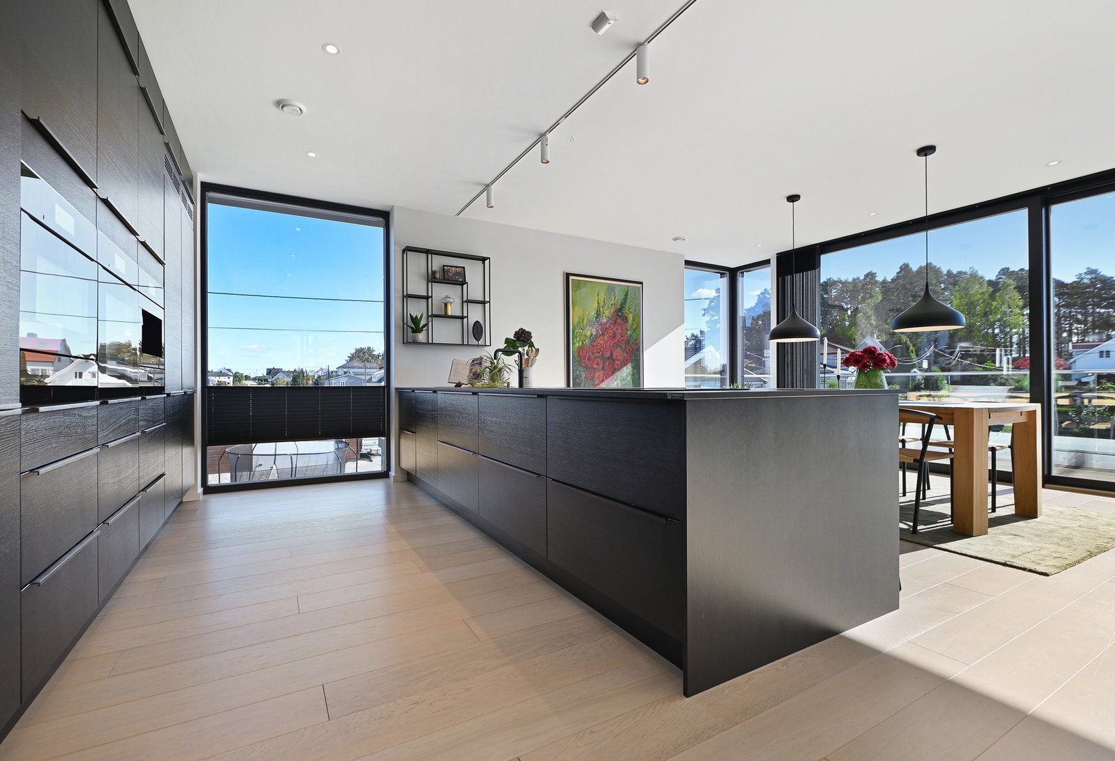 Det er utvendig solskjerming på tilnærmet alle vinduer. Galleribilde