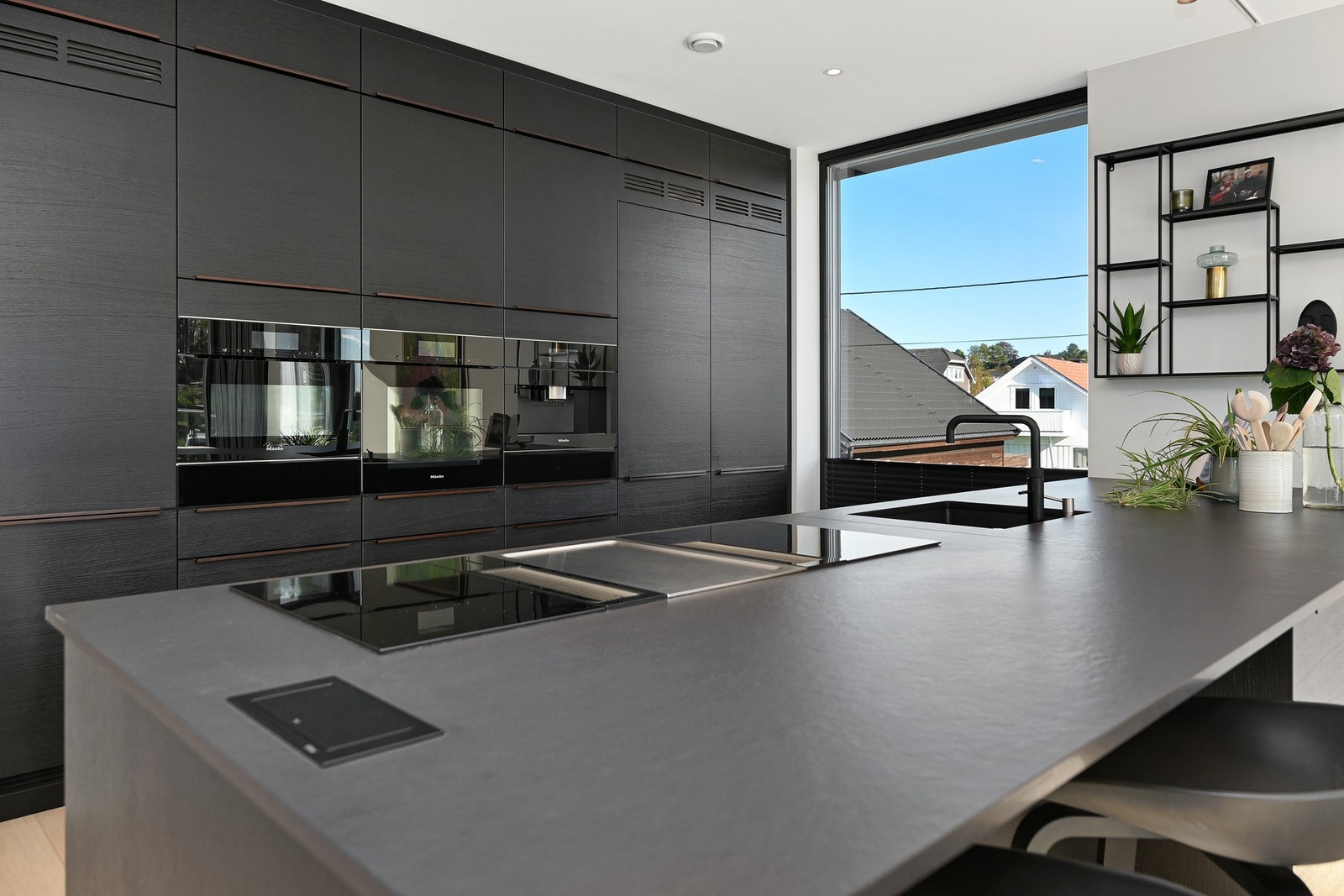 Godt utstyrt kjøkken fra Strai. Benkeplater i stein, Bora koketopp og Quooker kjøkkenkran. Galleribilde