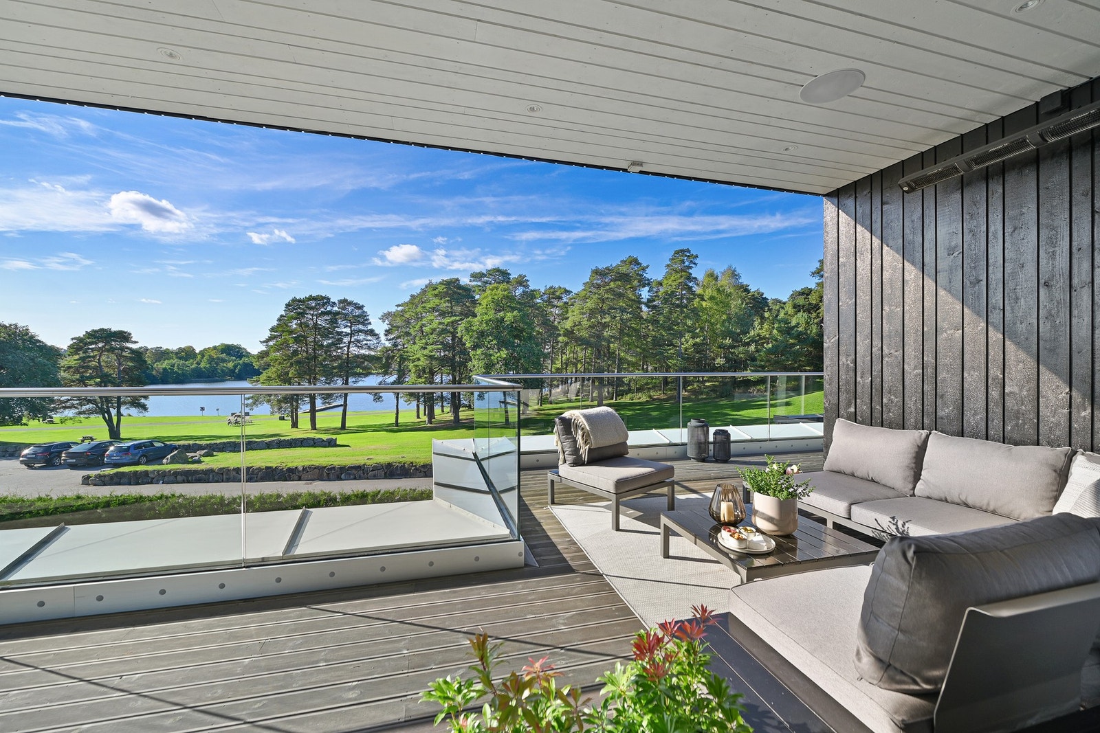 Terrassene har integrerte høyttalere, elektriske markiser, og terrassevarmere, og det er uttak for strøm, vann og gass. Galleribilde