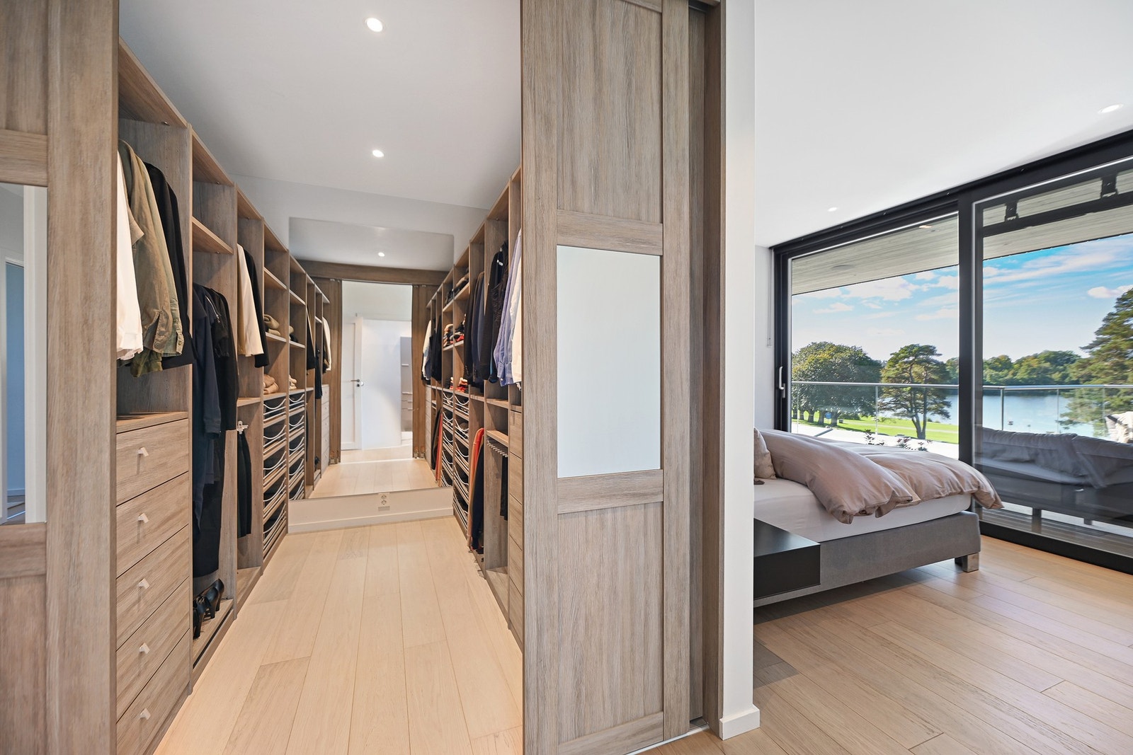 Hovedsoverommet er ekstra stort, og har utgang til terrasse. Galleribilde