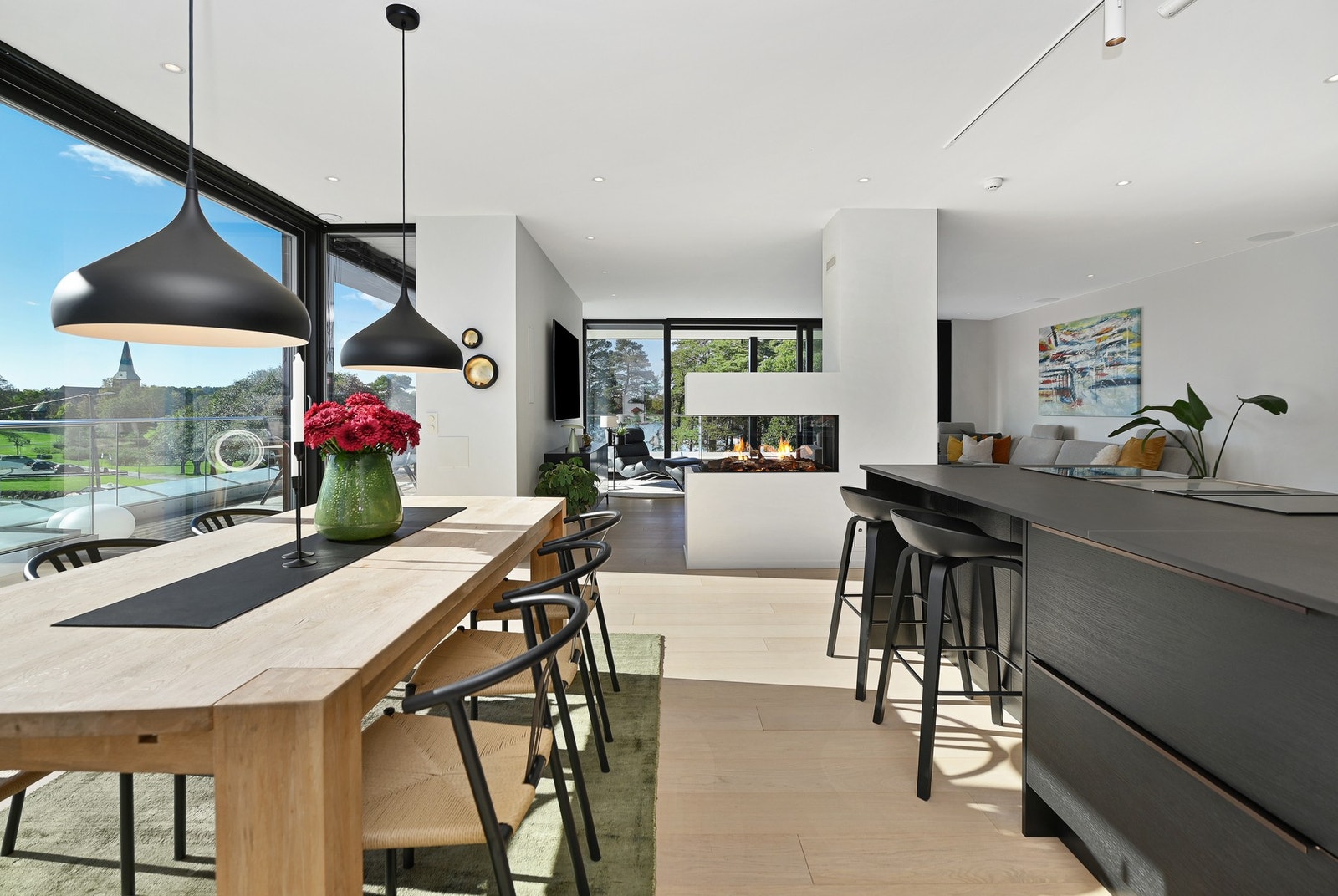 Utsikten kommer godt frem både inne og ute. Galleribilde