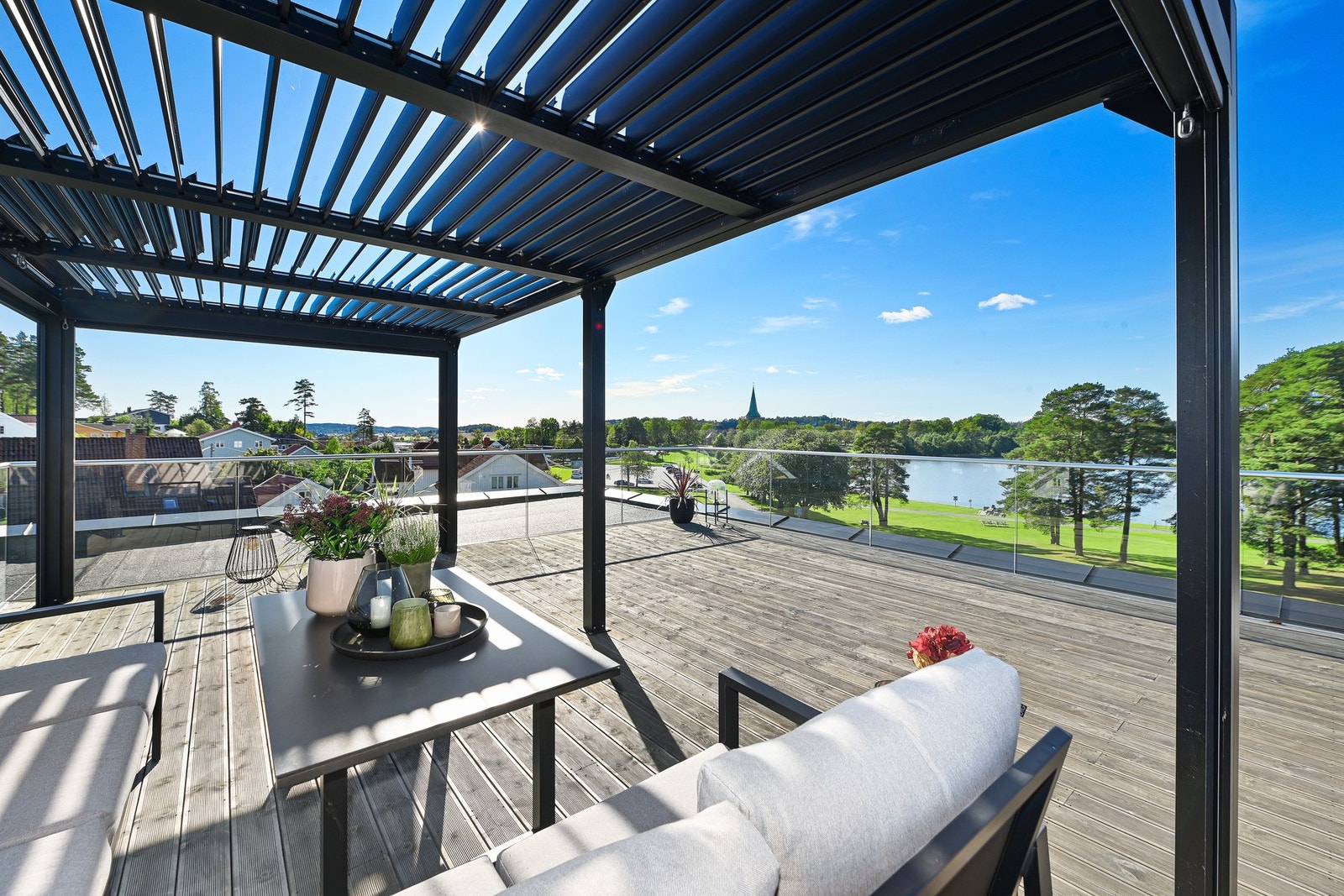 Her sitter du høyt og usjenert, og her har du sol hele dagen og til sent på kveld. Galleribilde