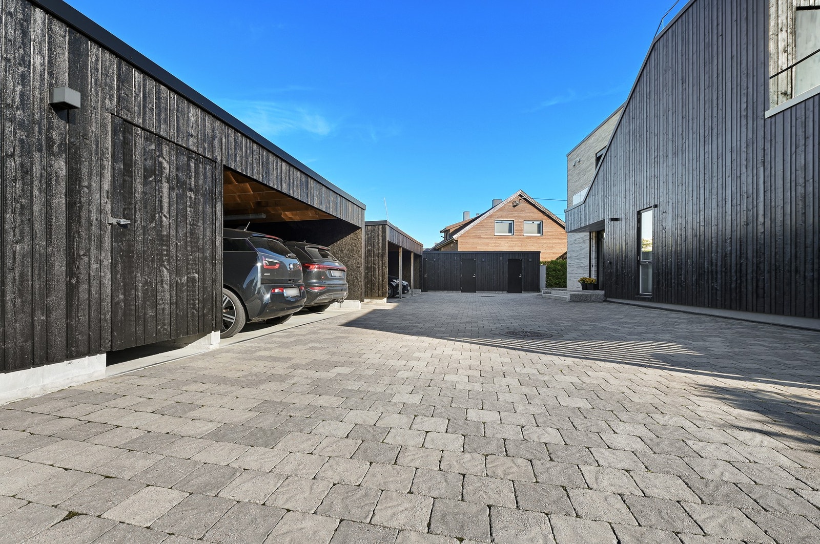 Leiligheten har dobbel carport med 2 ladere for el. bil. Galleribilde