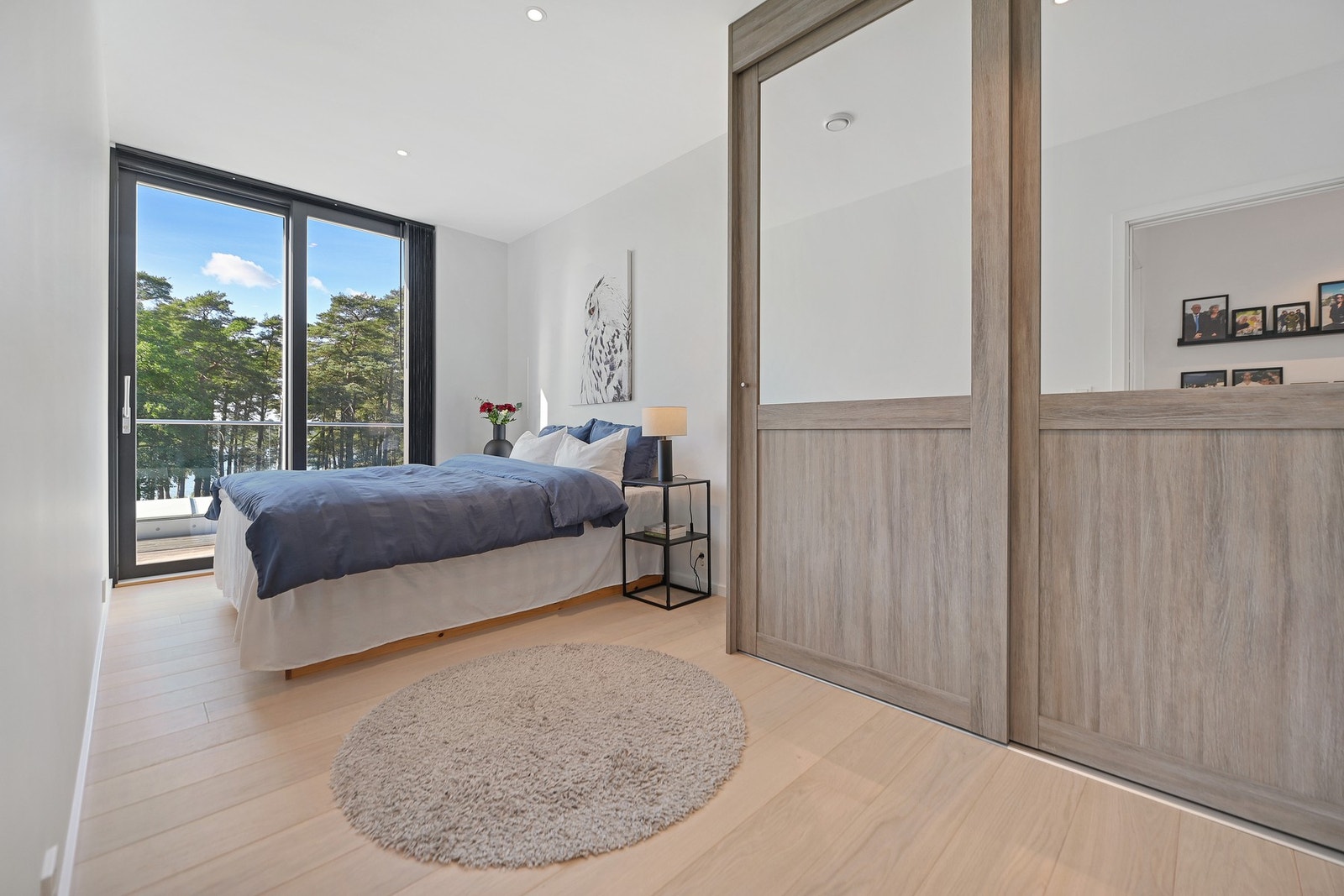 2 av soverommene har skyvedørsgarderober. Galleribilde