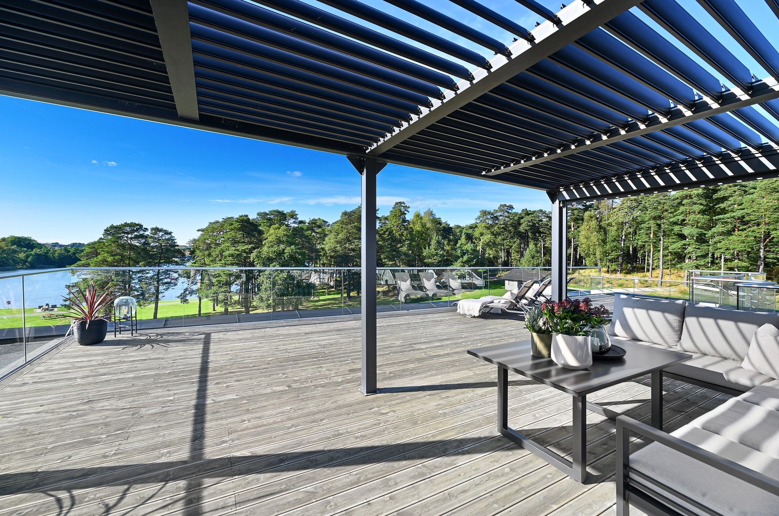 Terrassen er forsterket for eventuell jacuzzi, og det er uttak for varmt og kaldt vann for eventuell utedusj. Galleribilde