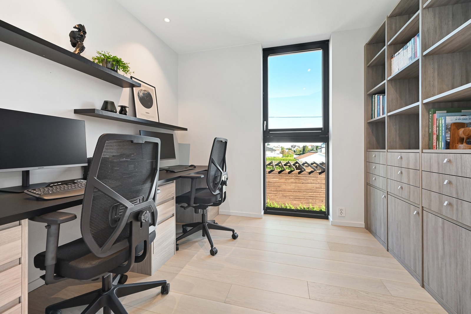 Kontor med 2 kontorplasser. Galleribilde