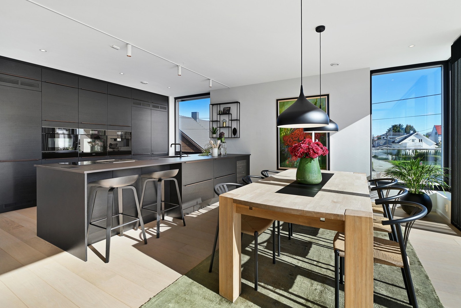 Åpen kjøkkenløsning og plass til stor spisestue. Galleribilde