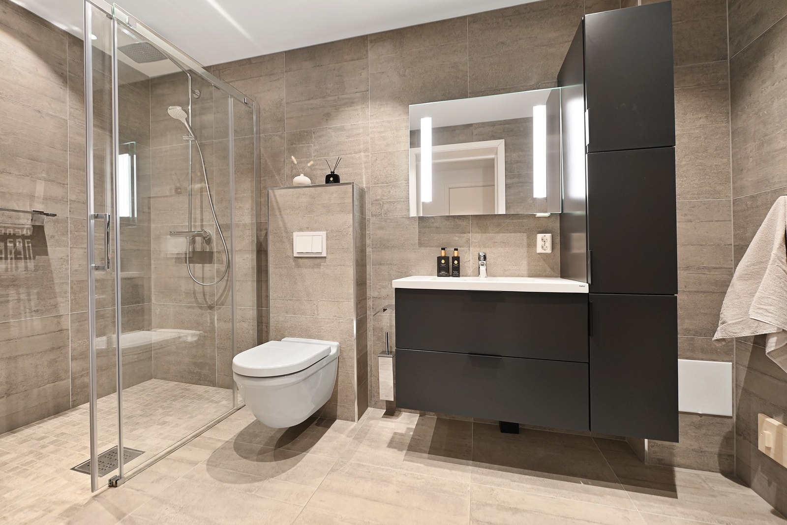 Baderom med dobbel dusj. Galleribilde