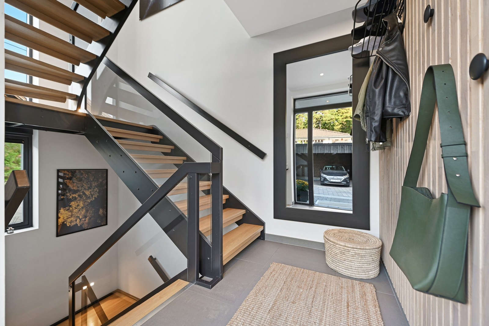 Entréen har trapp til begge etasjer. Galleribilde