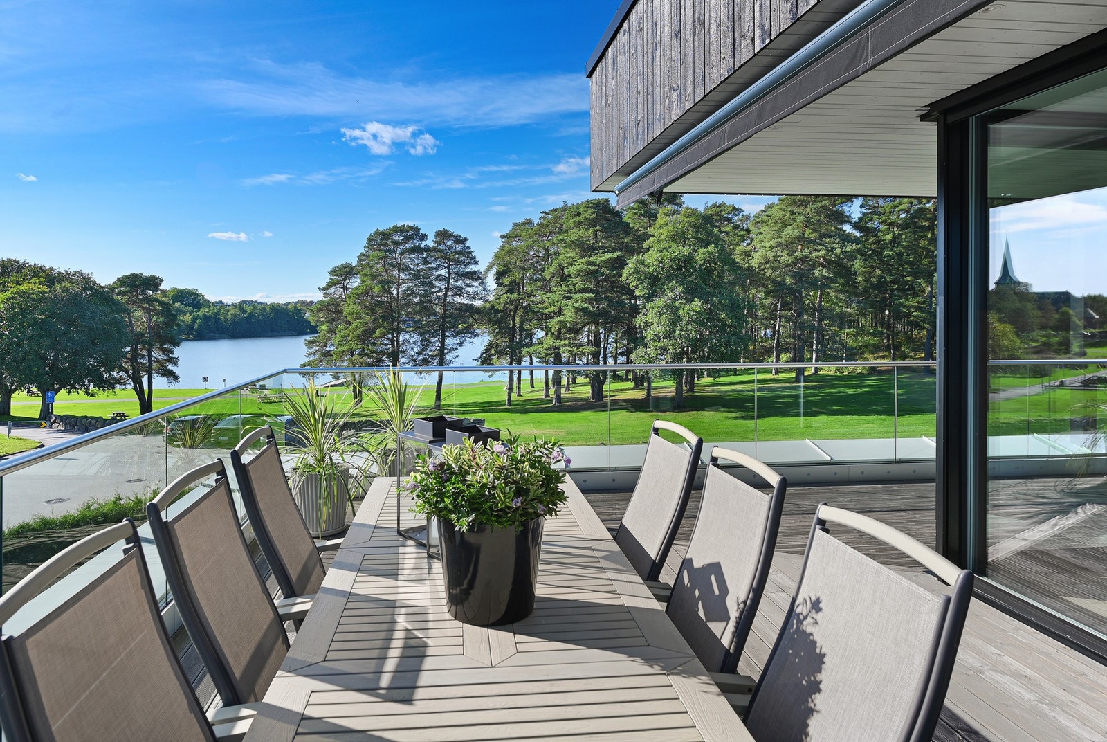 På varme sommerdager er det yrende badeliv ved strandområdet på Tunevannet. Galleribilde