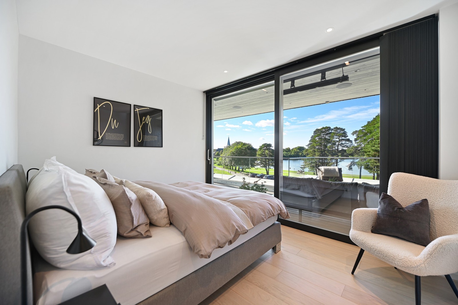 Leiligheten har 3 store soverom i hovedetasjen. Galleribilde