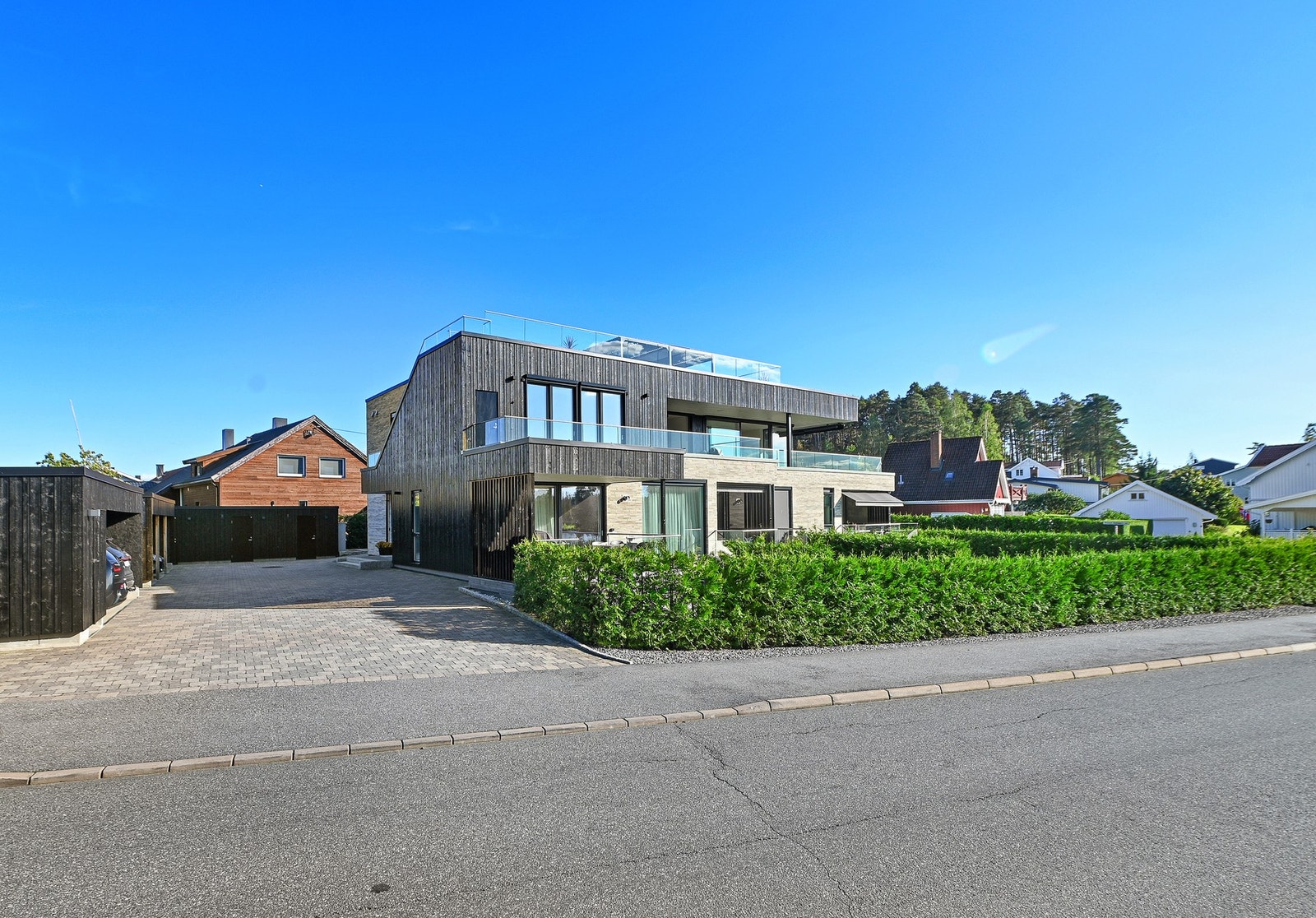 Området er barnevennlig, og det er kort avstand til dagligvareforretning, handelsområdet på Tunejordet, turområder m.m. Galleribilde