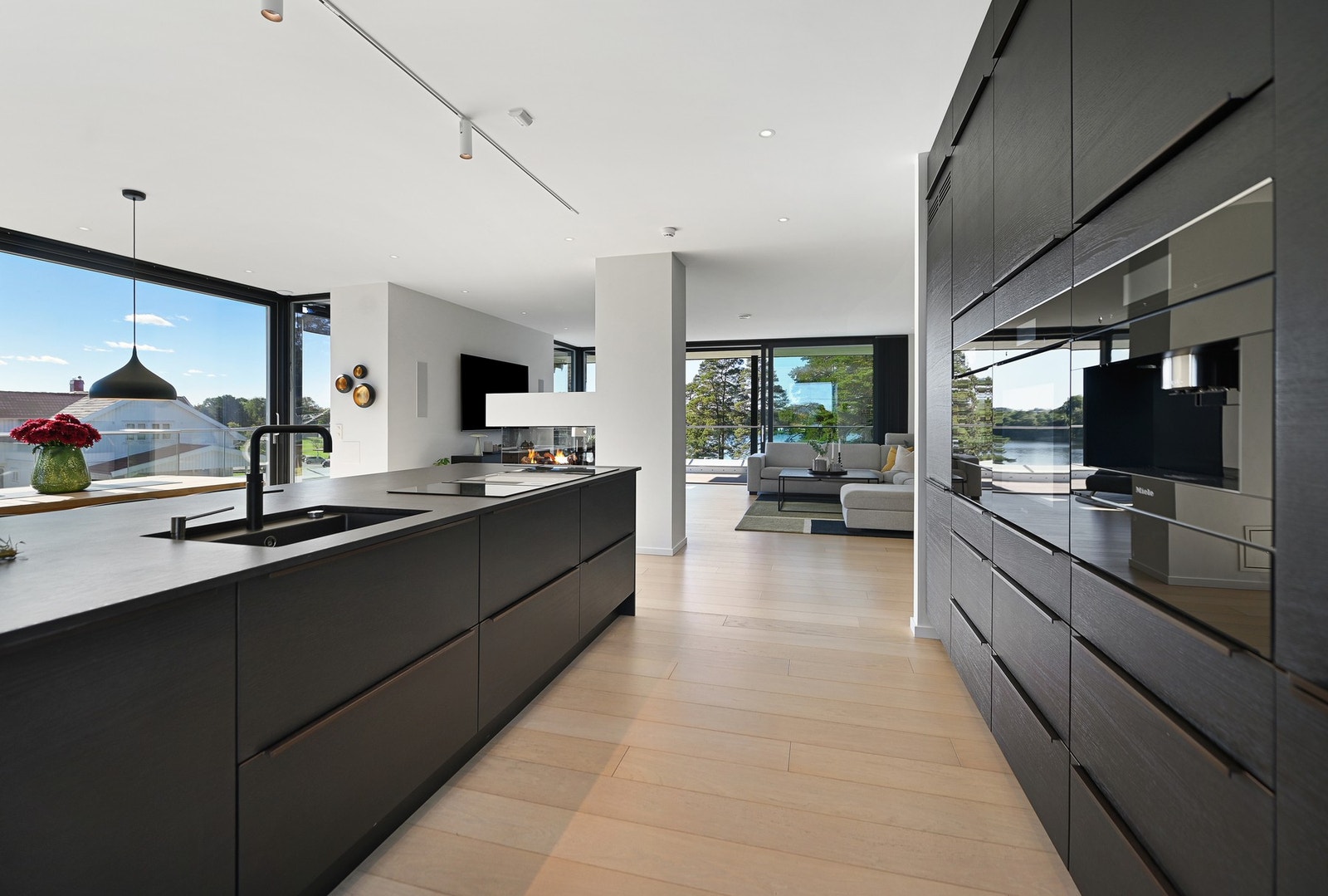 Integrerte hvitevarer fra Miele bestående av stekeovn, kombinert stek- og micro, helt kjøleskap, helt fryseskap, kombinert kjøl- og fryseskap m/isbitmaskin, kaffemaskin, oppvaskmaskin og vinskap. Galleribilde