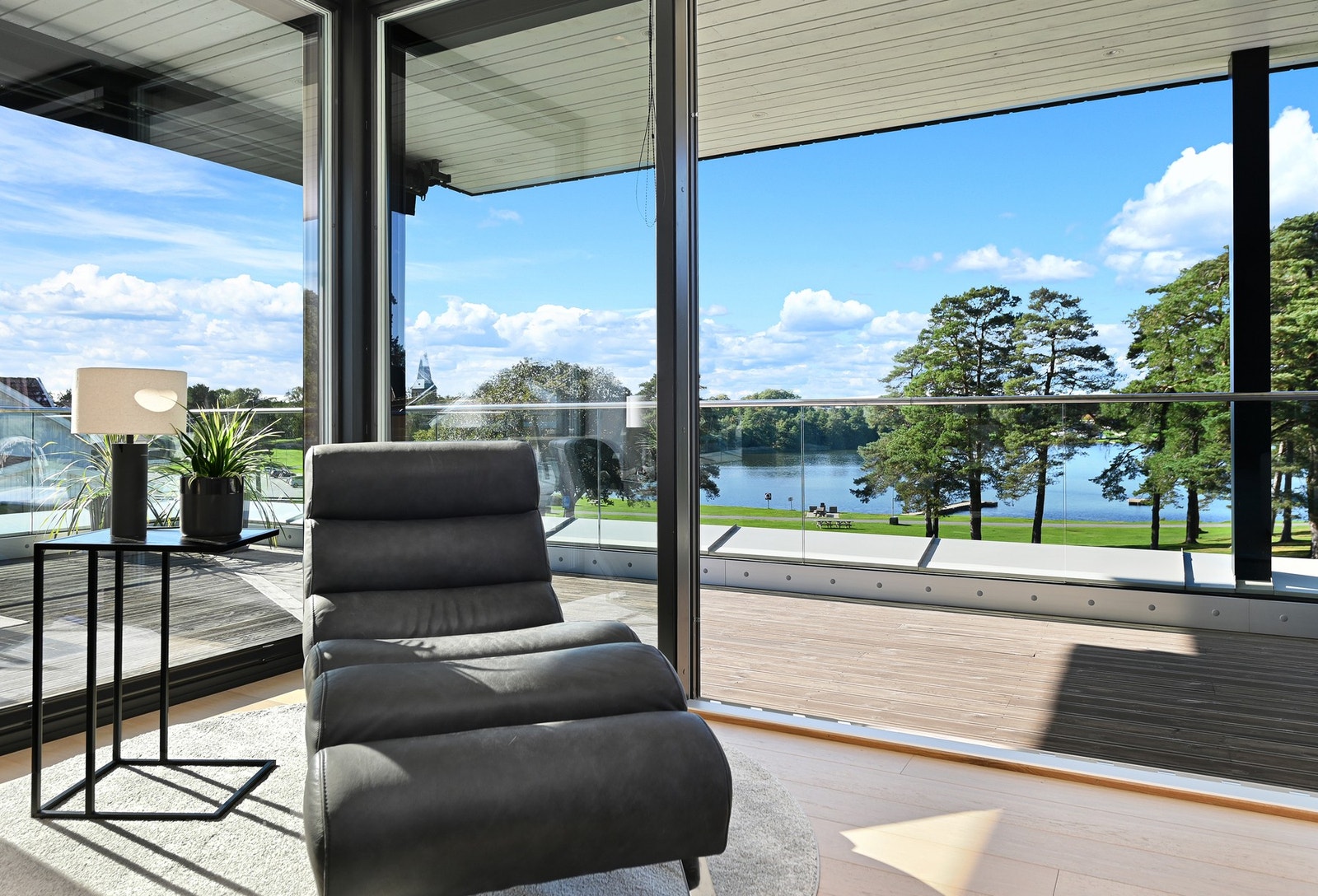 Leiligheten har gode og gjennomtenke løsninger, og det er brukt materialer og innredninger av god kvalitet. Galleribilde