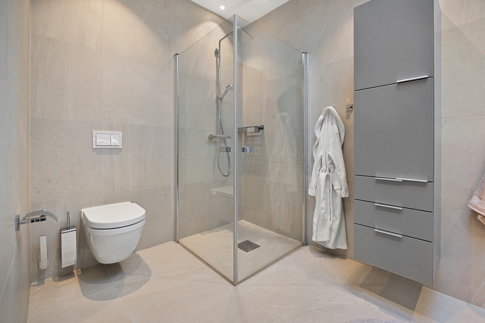 Baderommet er delikat innredet og får dagslys fra et takvindu. Galleribilde