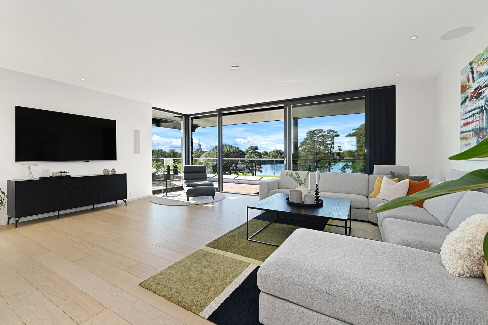 Store vinduer strekker seg fra gulv til tak, og alle gulv har vannbåren varme. Galleribilde