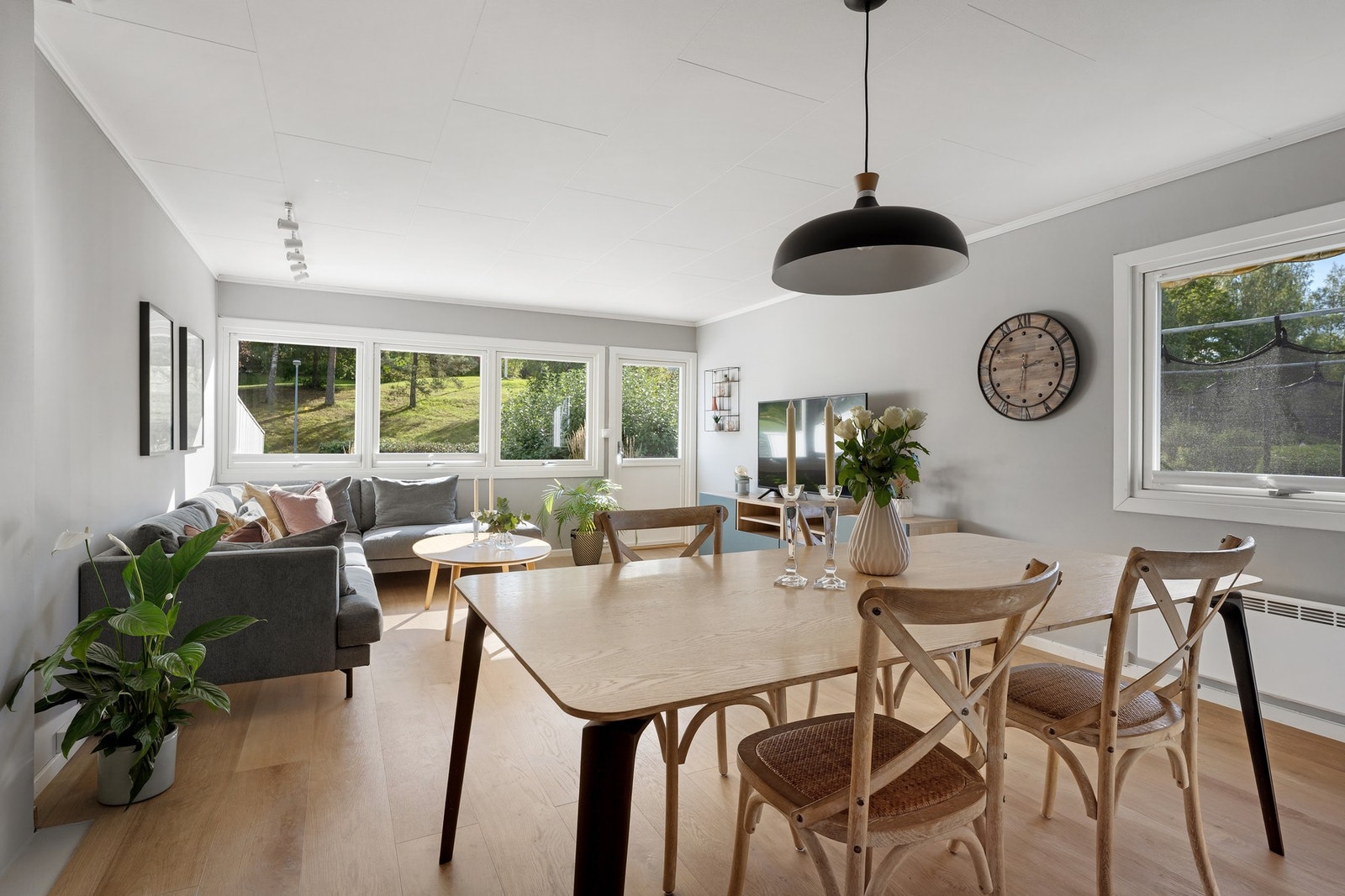 Siden dette er enderekkehus er det også vindu på langveggen i stuen. Galleribilde