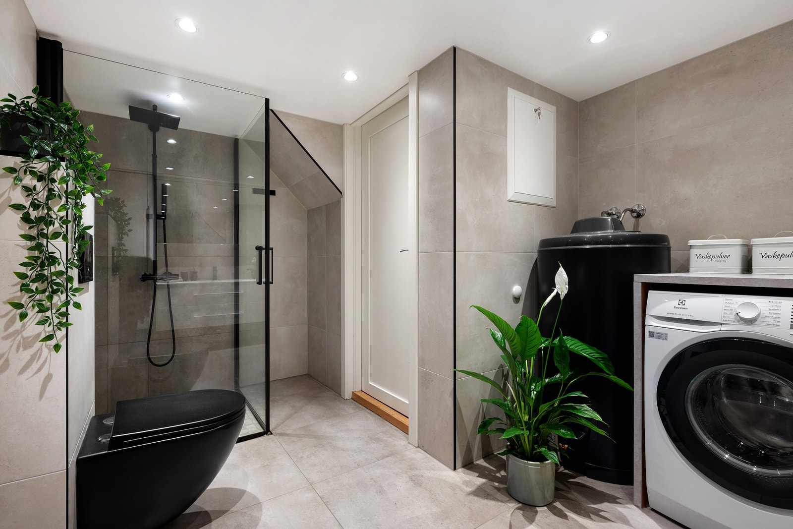 Rommet er stilsikkert med moderne farger og materialer. Galleribilde