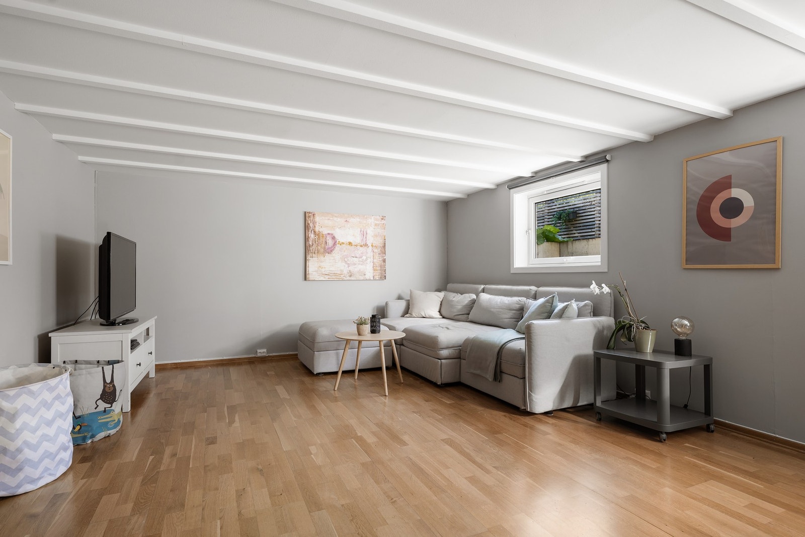 Den romslige kjellerstuen gir ungdommen et perfekt tilfluktssted - et eget område for gaming, filmkvelder eller hobbyprosjekter. Her er det god plass til både sofagruppe og skrivebord, og rommet kan enkelt tilpasses familiens behov. Galleribilde