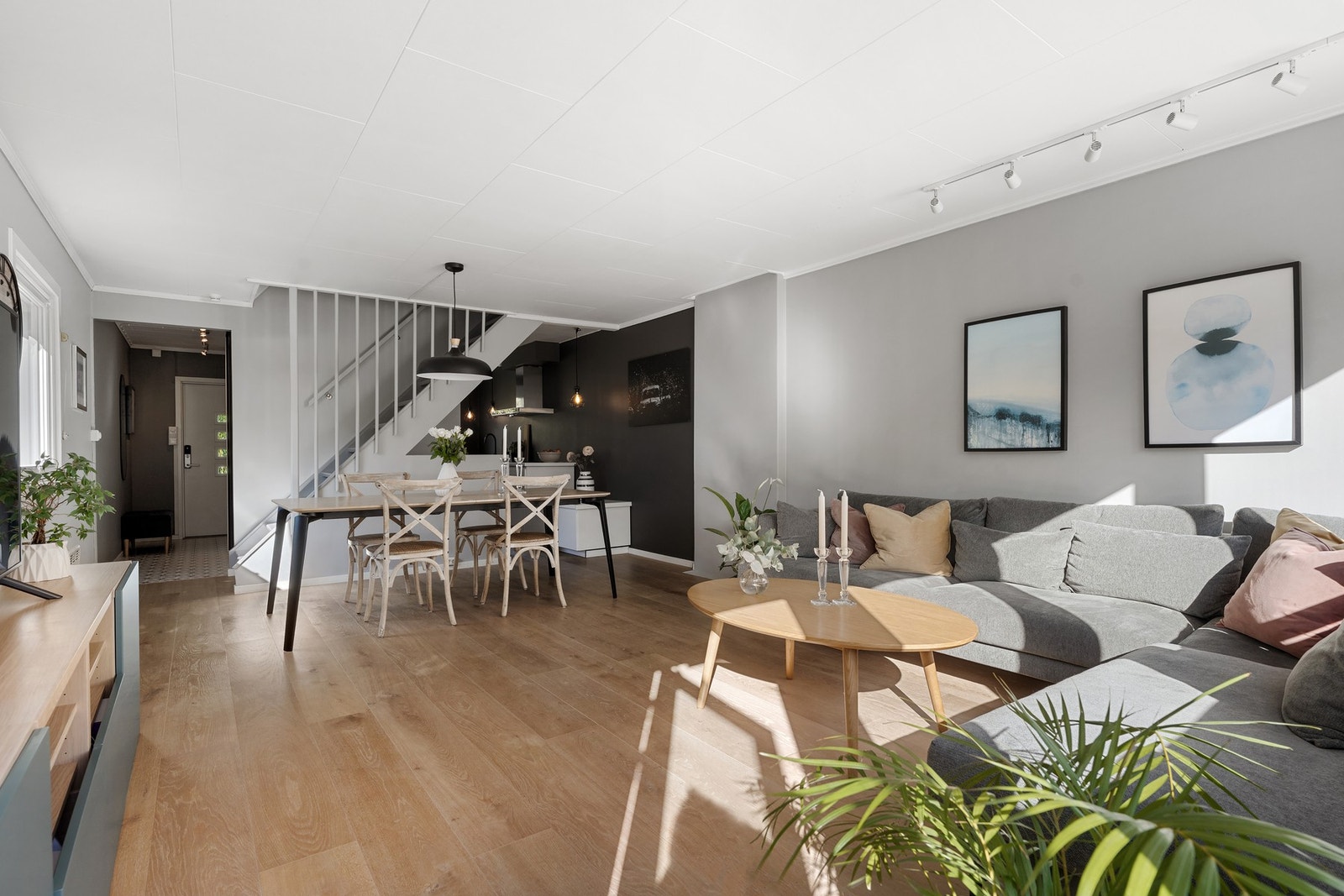 Stuen har lekkert 1-stavs parkettgulv og vegger malt i lune og moderne farger. Galleribilde