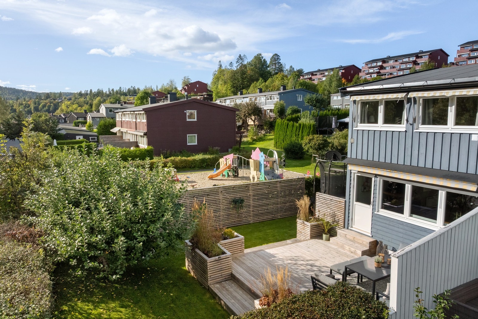 Fra terrassen er det direkte adkomst til den herlige hagen. Galleribilde