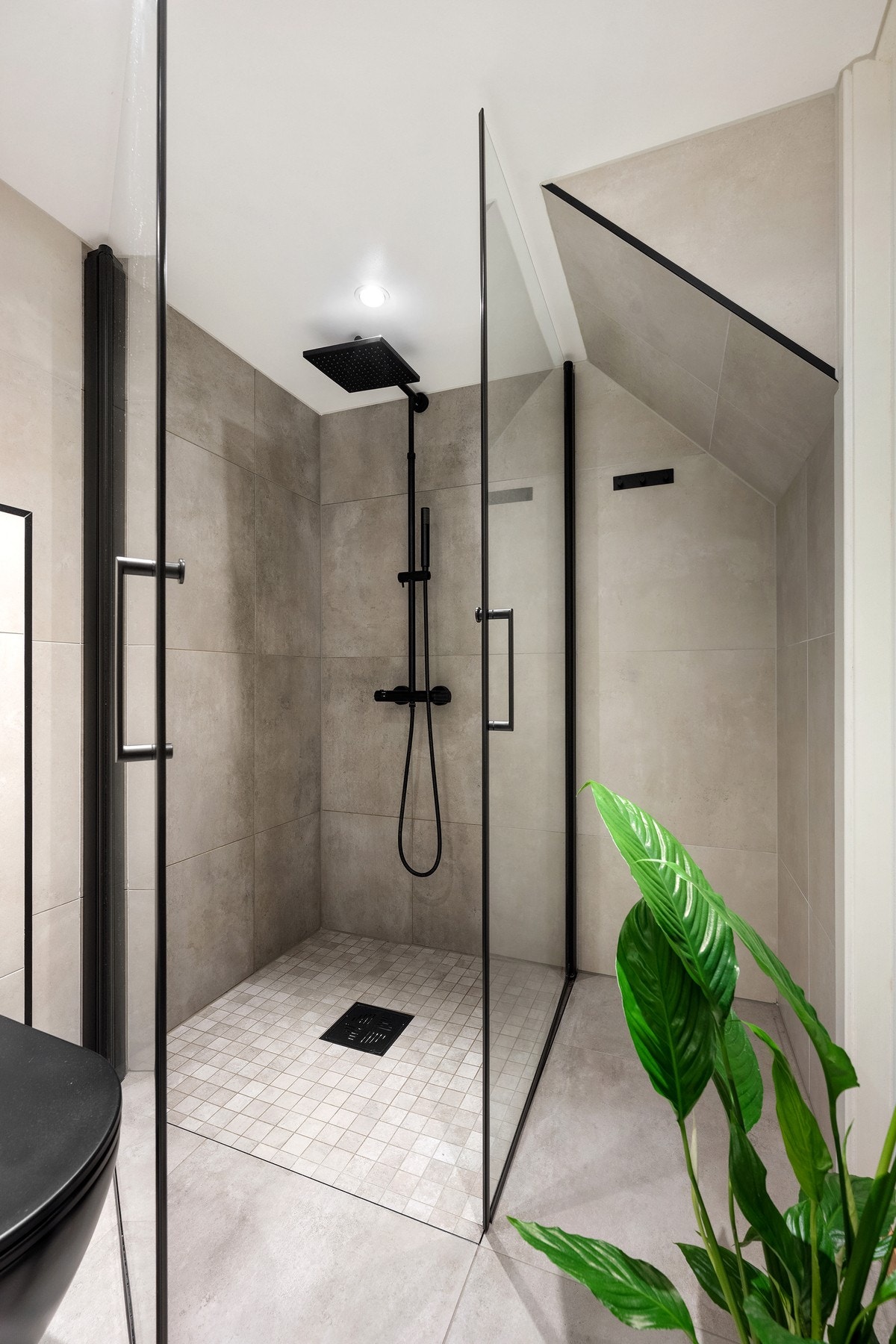 Dusjen har regnfallsdusj og glassvegger. Galleribilde