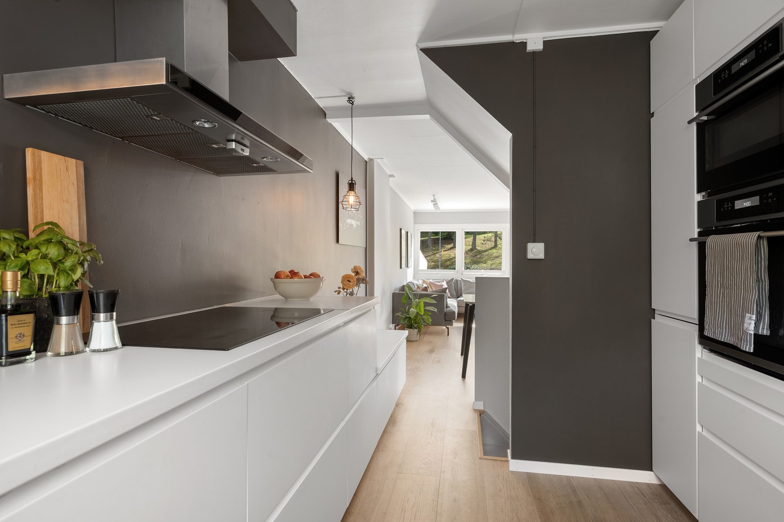 Kjøkkenet har integrerte hvitevarer; platetopp, 2 stekeovner hvor den ene har mikro funksjon, oppvaskmaskin og kjøl/frys. Galleribilde