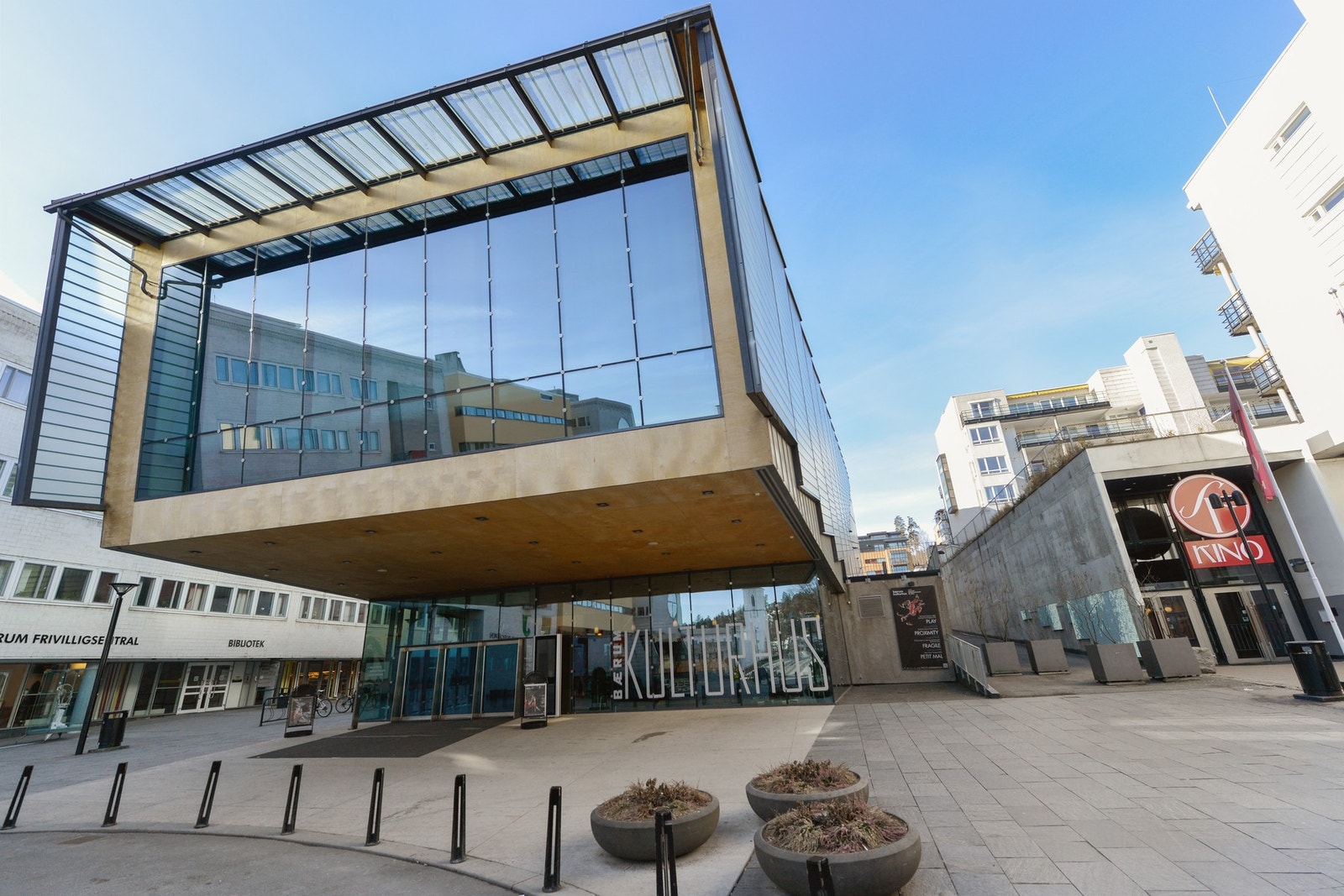 For de kulturinteresserte kan Bærum kulturhus tilby et tett program av konserter med flere kjente artister samt teaterforestillinger. Galleribilde