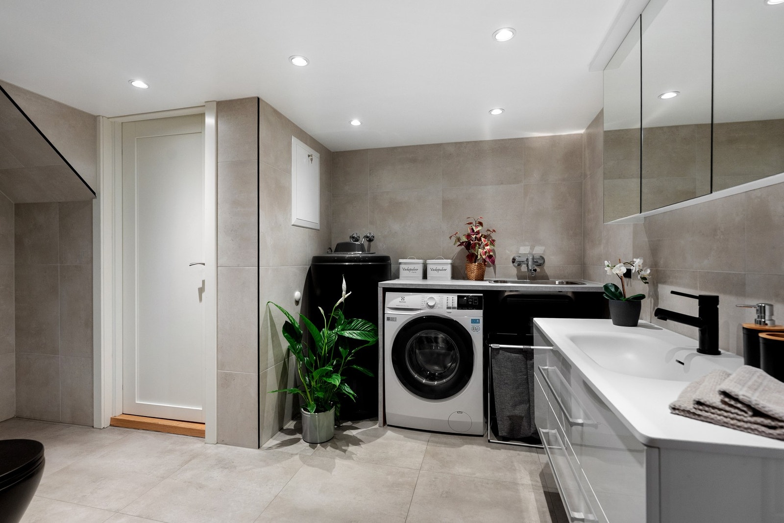 Det er opplegg for vaskemaskin samt en utslagsvask. Galleribilde